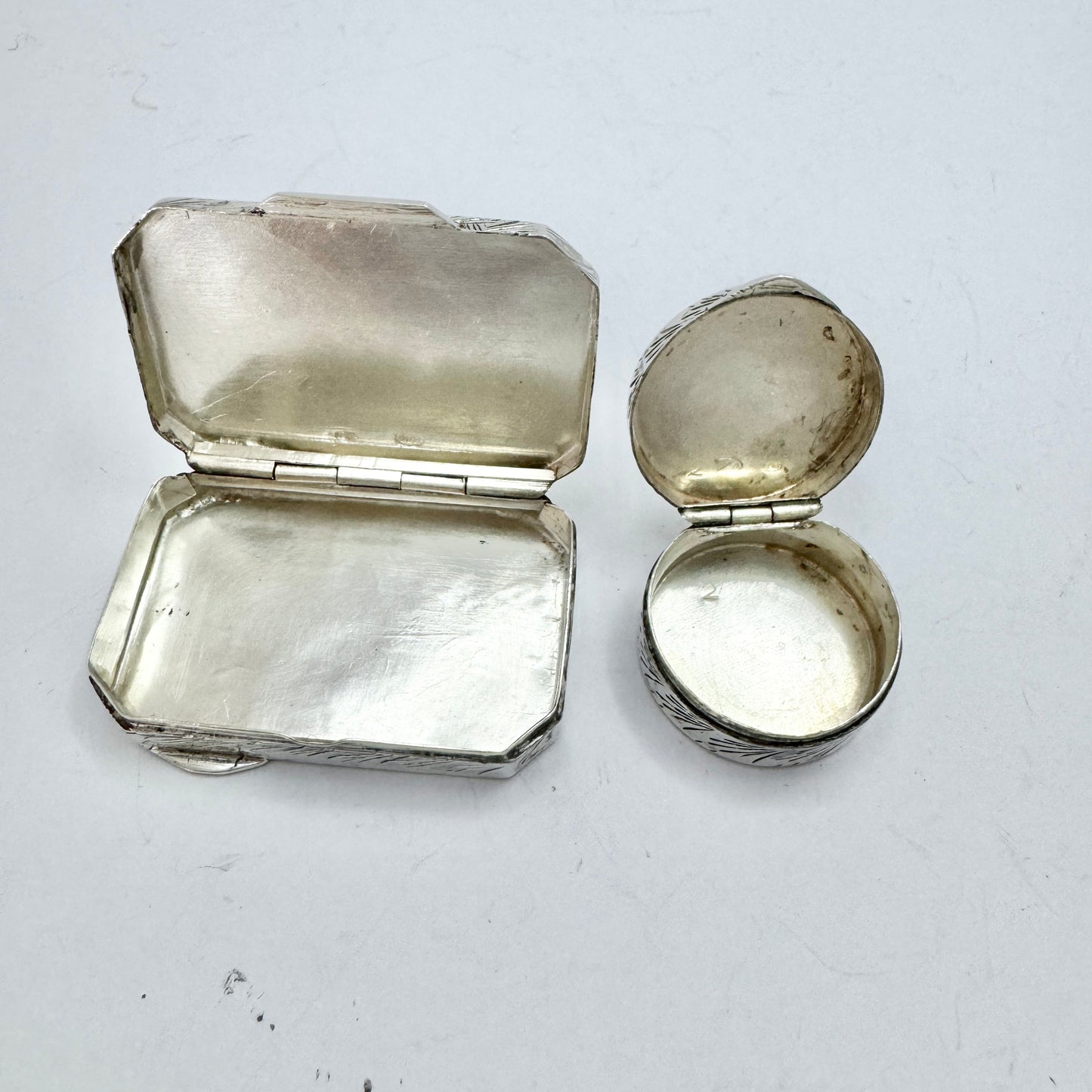 Gensini Rolando, Firenze Italy c 1940s. Pair of Vintage Sterling Silver Pill / Trinket Boxes.