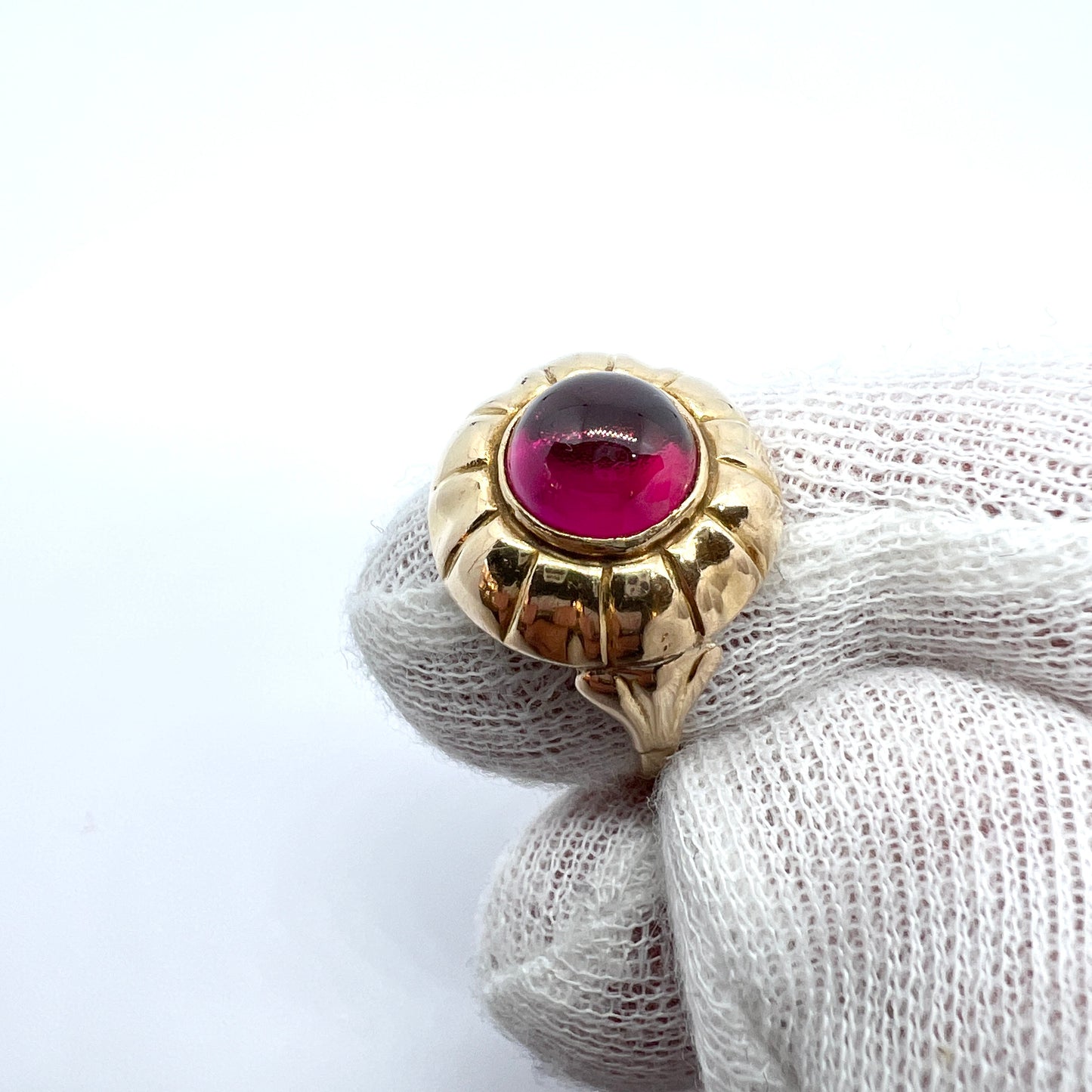 ALTON, Sweden 1954. Vintage 18k Gold Synthetic Sapphire Ring.