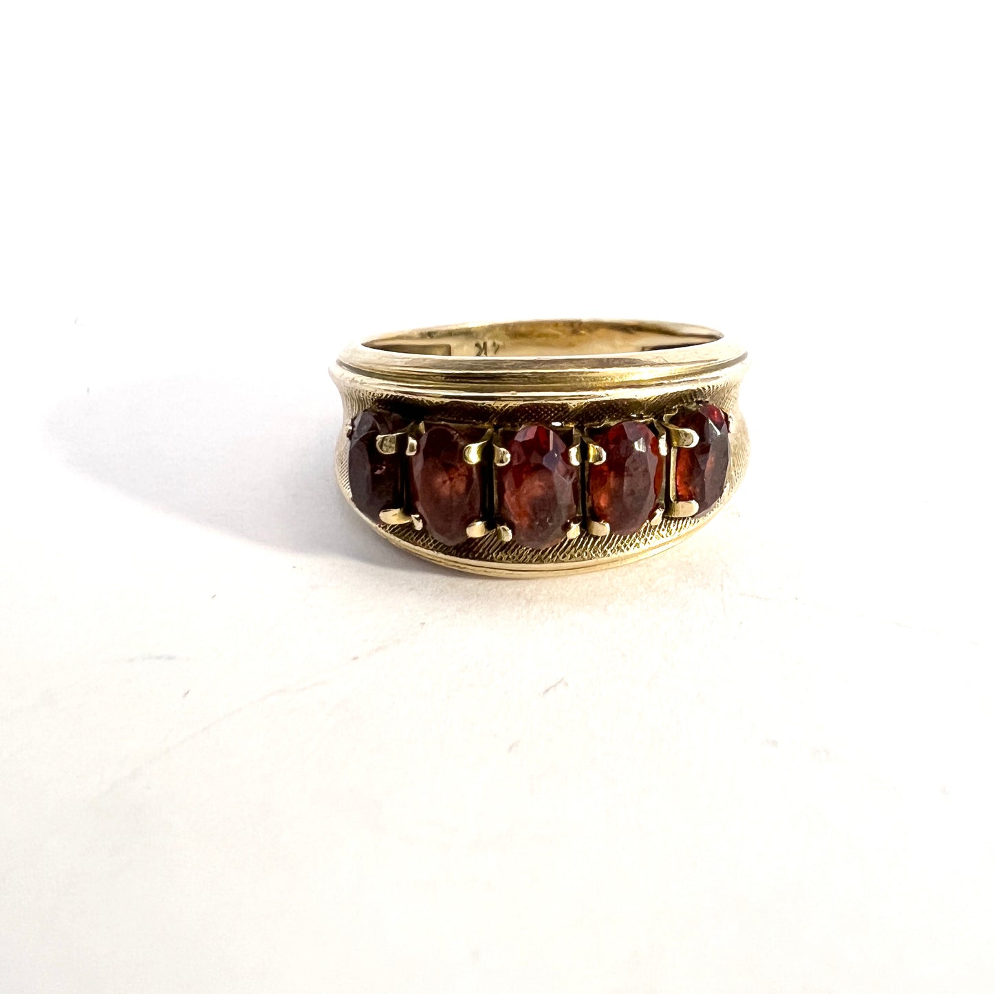 Vintage 1940-50s. Mid-century 14k Gold Garnet Ring.