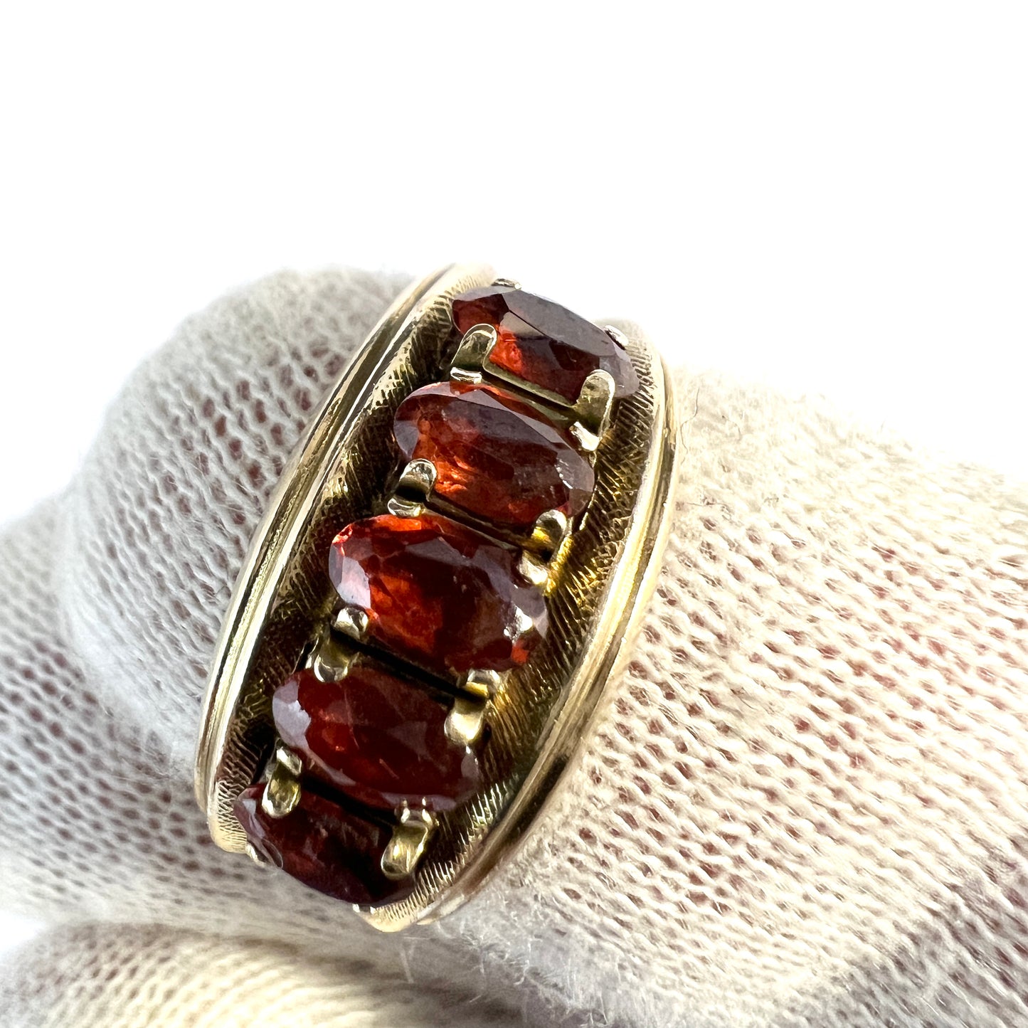 Vintage 1940-50s. Mid-century 14k Gold Garnet Ring.