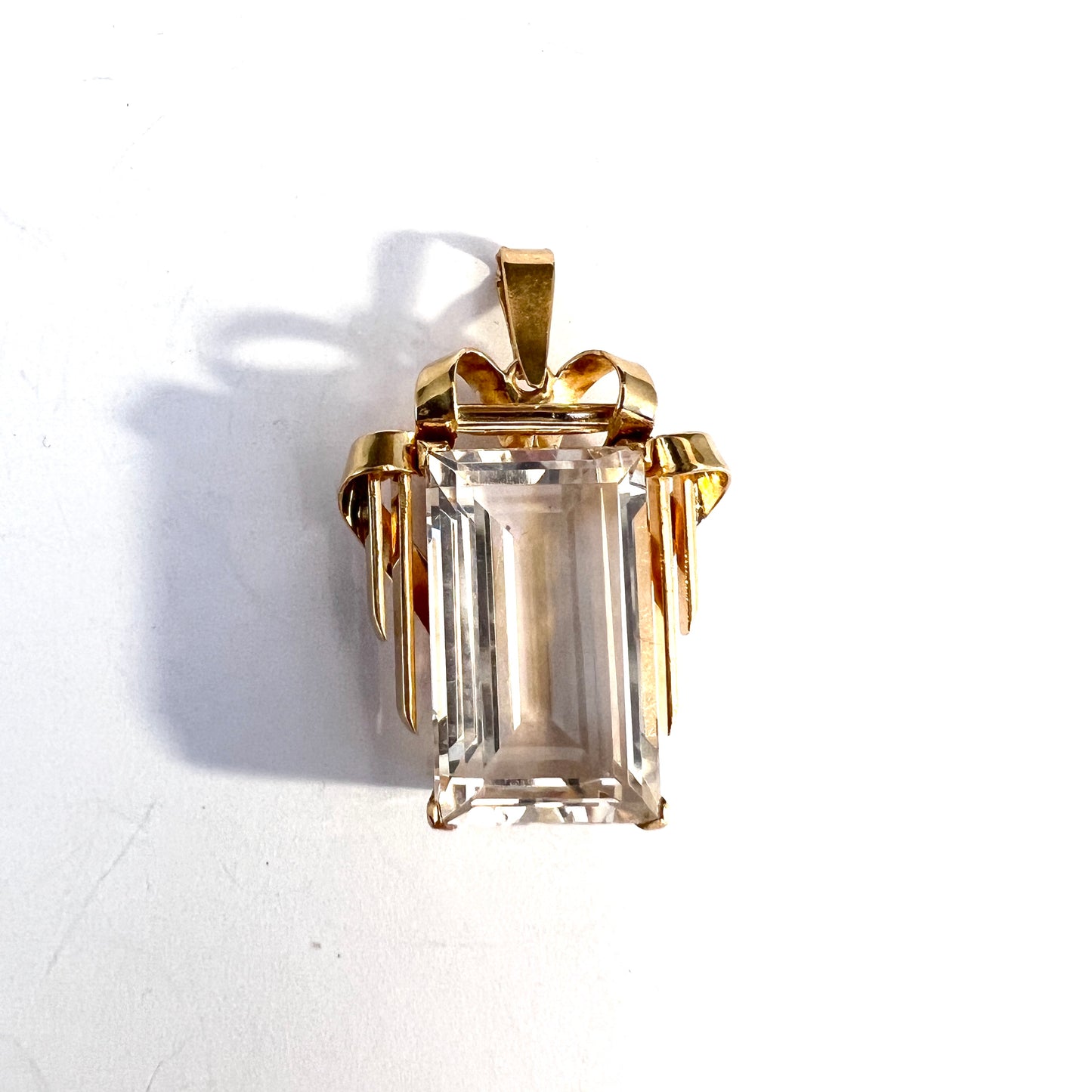 Guldvaruhuset, Sweden 1948. Vintage Mid-century 18k Gold Rock Crystal Pendant.