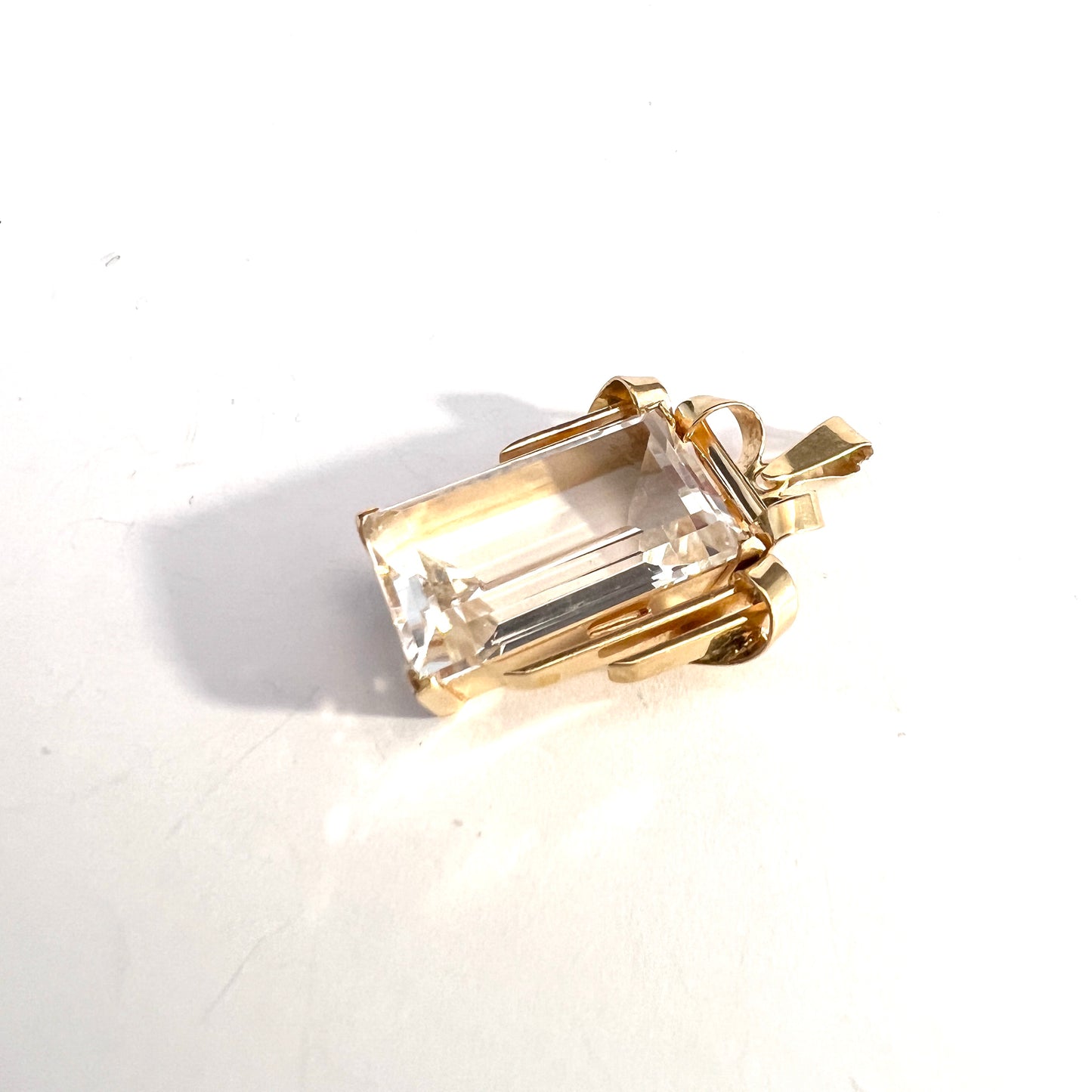 Guldvaruhuset, Sweden 1948. Vintage Mid-century 18k Gold Rock Crystal Pendant.