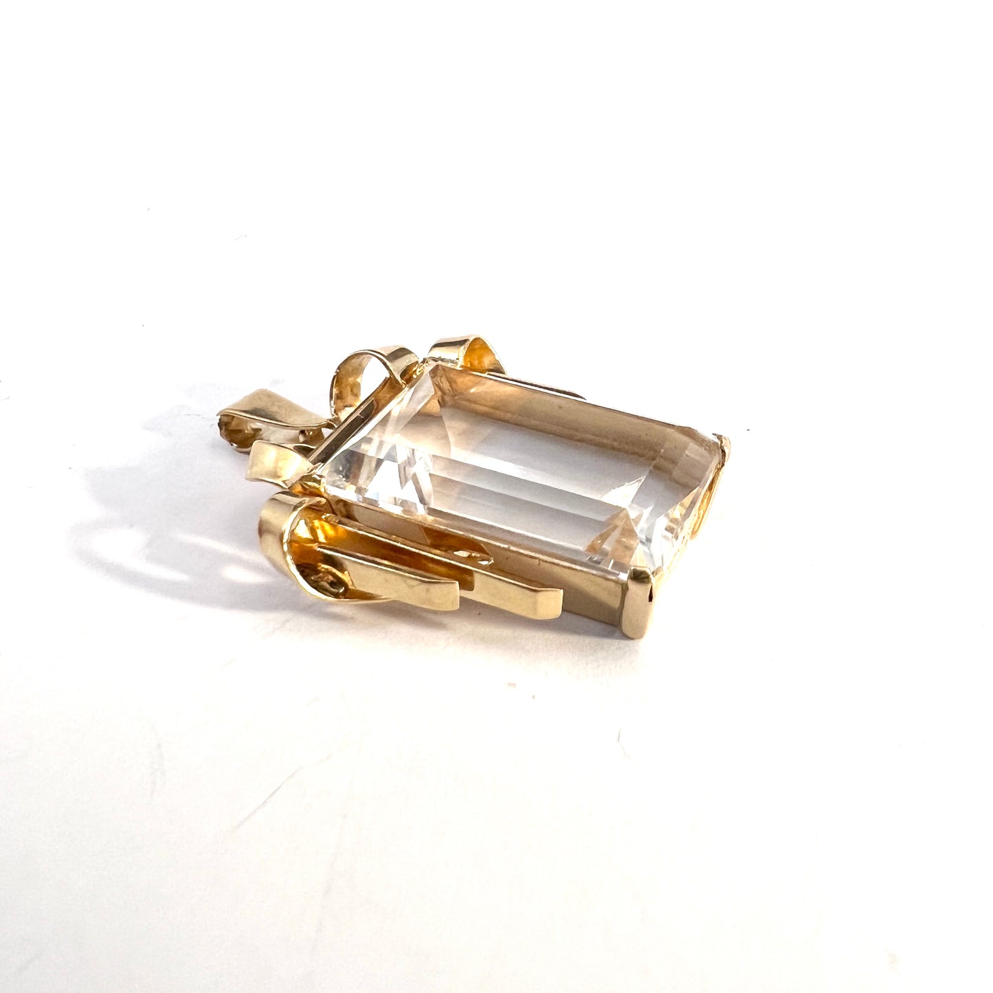 Guldvaruhuset, Sweden 1948. Vintage Mid-century 18k Gold Rock Crystal Pendant.