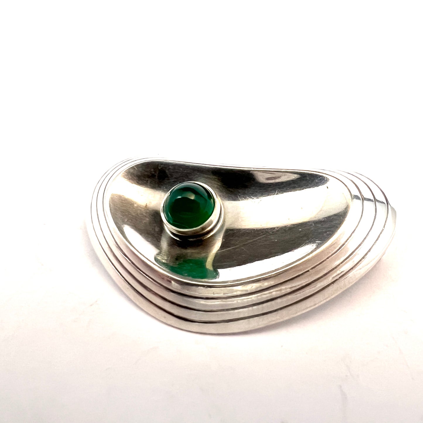 Gillgren for G Dahlgren, Sweden 1957. Mid-century Modern Sterling Silver Chrysoprase Brooch. Signed.