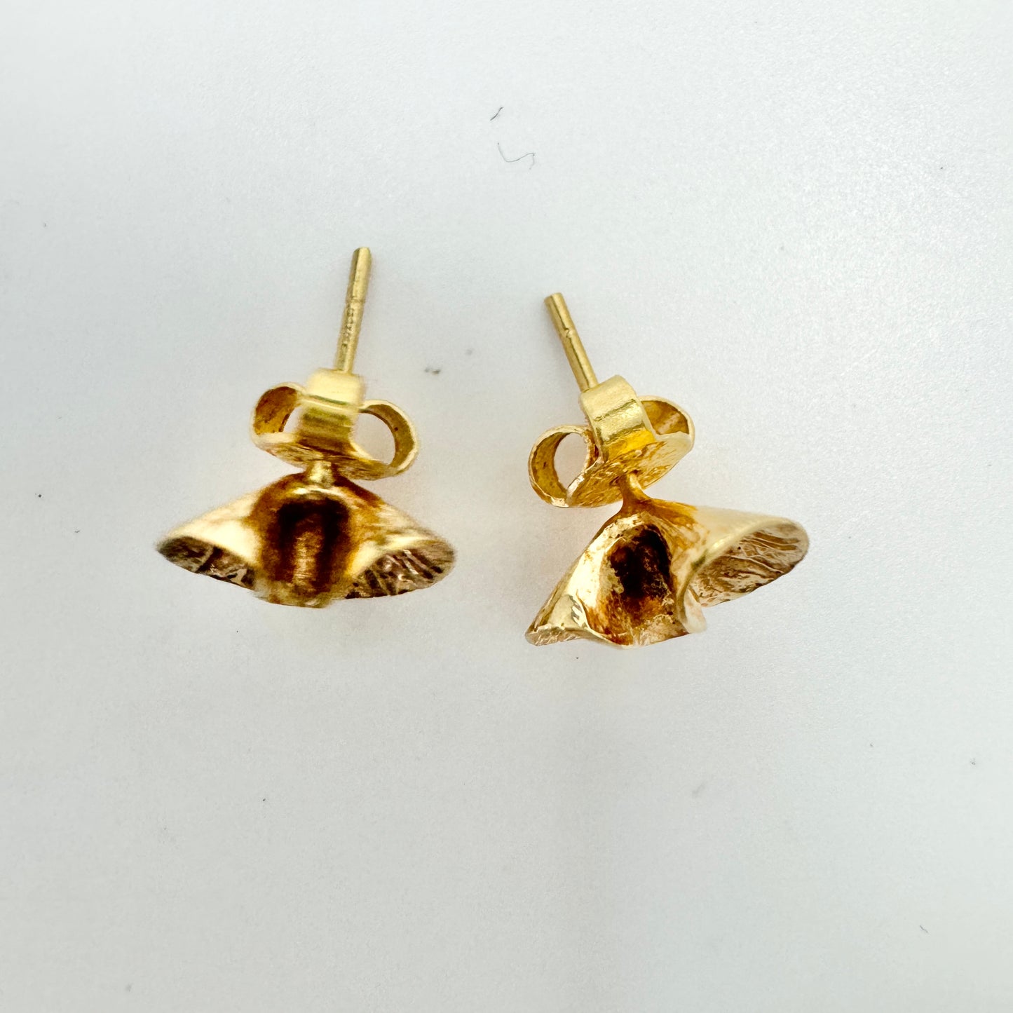 Theresia Hvorslev, Sweden. Vintage 18k Gold Stud Earrings. Design Water Lilies