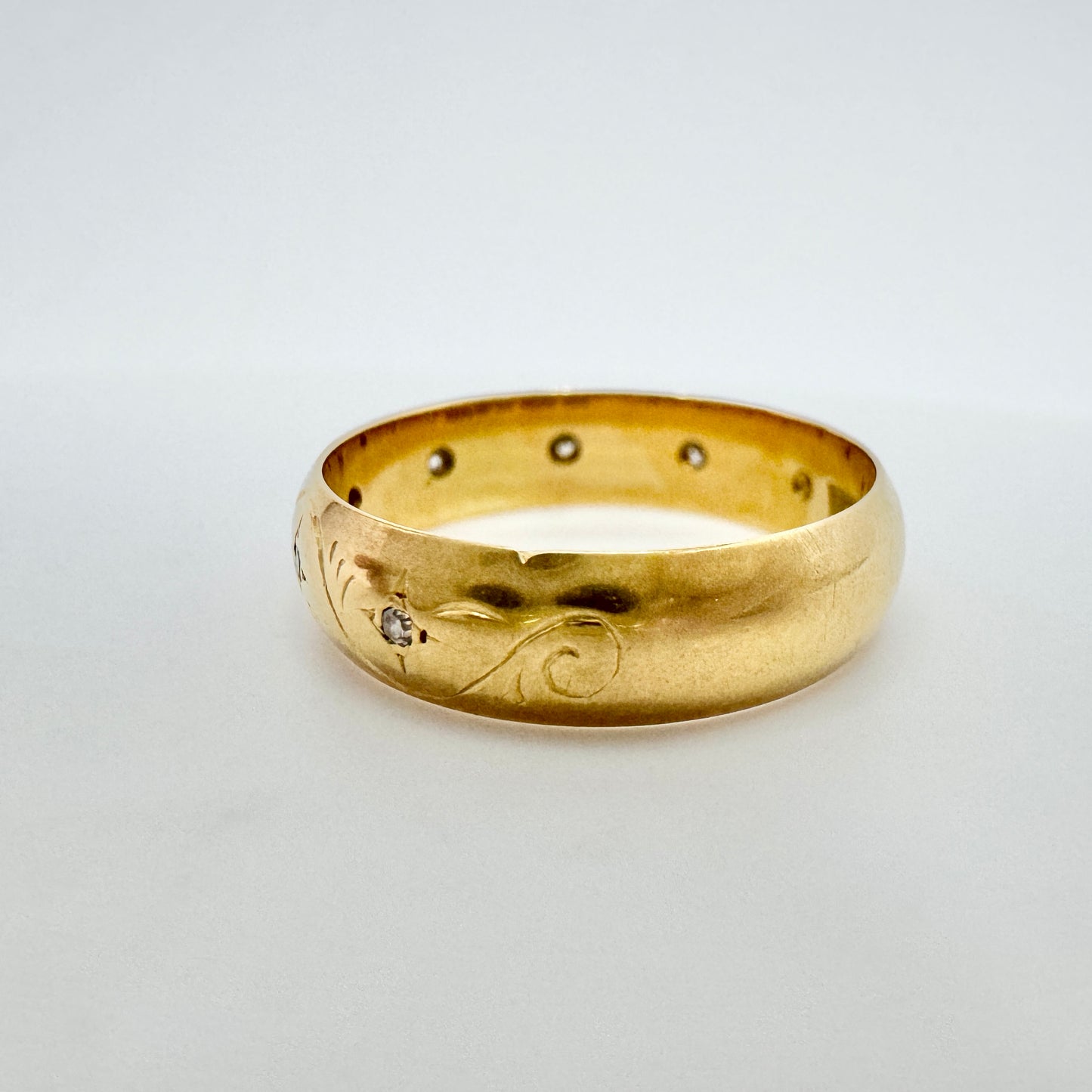 J Pettersson, Sweden 1959. Vintage 18k Gold Diamond Band Ring.