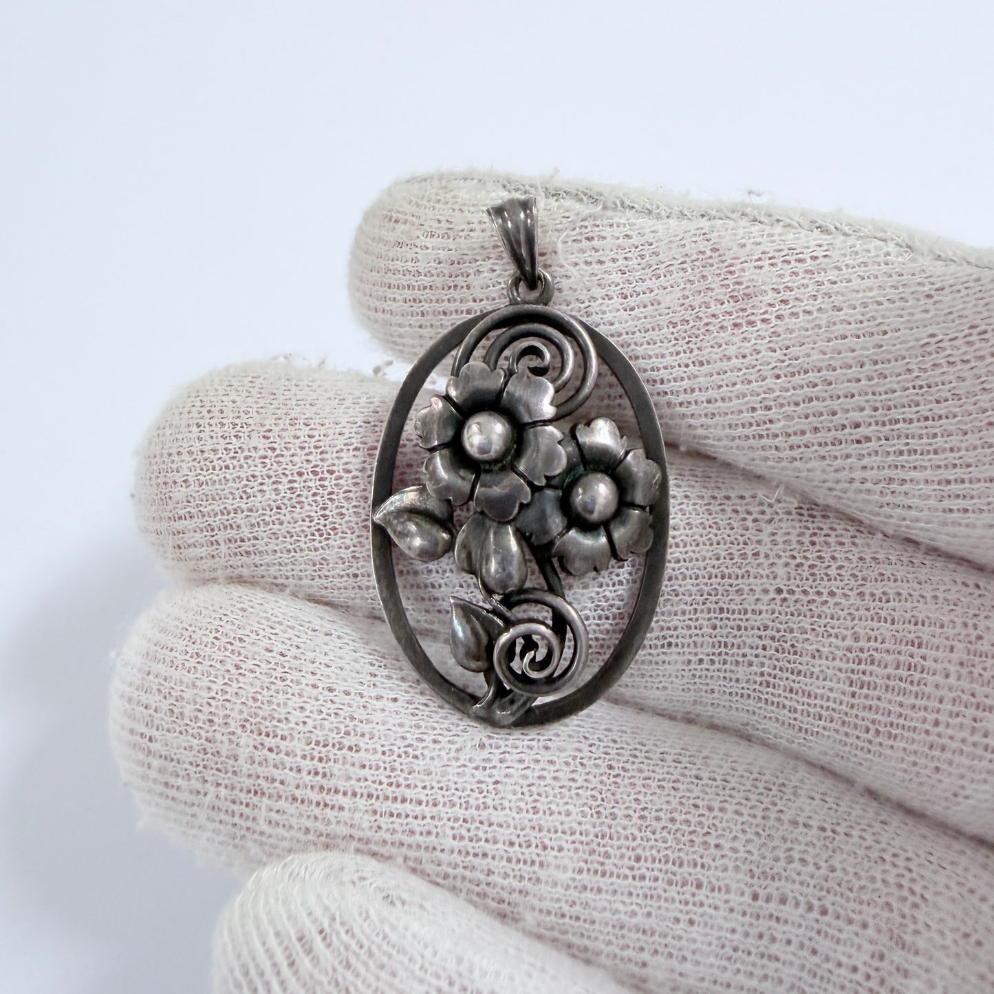 G Dahlgren, Sweden 1949. vintage Solid SIlver Flower Pendant.