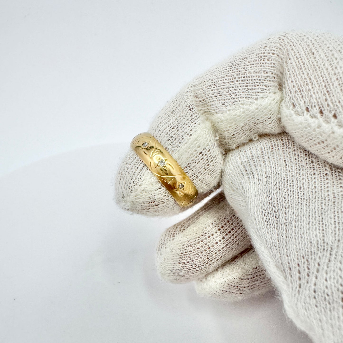 J Pettersson, Sweden 1959. Vintage 18k Gold Diamond Band Ring.