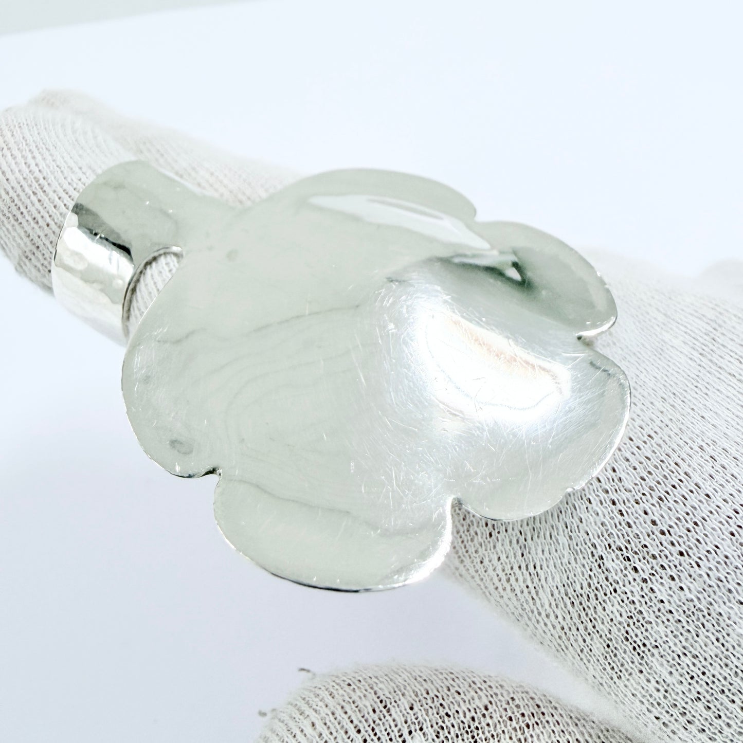 Anna-Stina Åberg, Sweden 1977. Very Bold Hippie Flower Power Sterling Silver Ring. Signed.