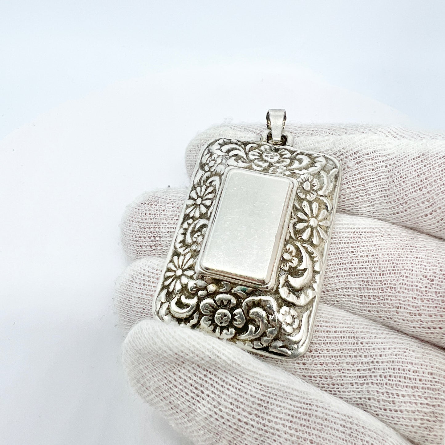 Martin Elmblad, Sweden 1948. Vintage Sterling Silver Floral Pendant.