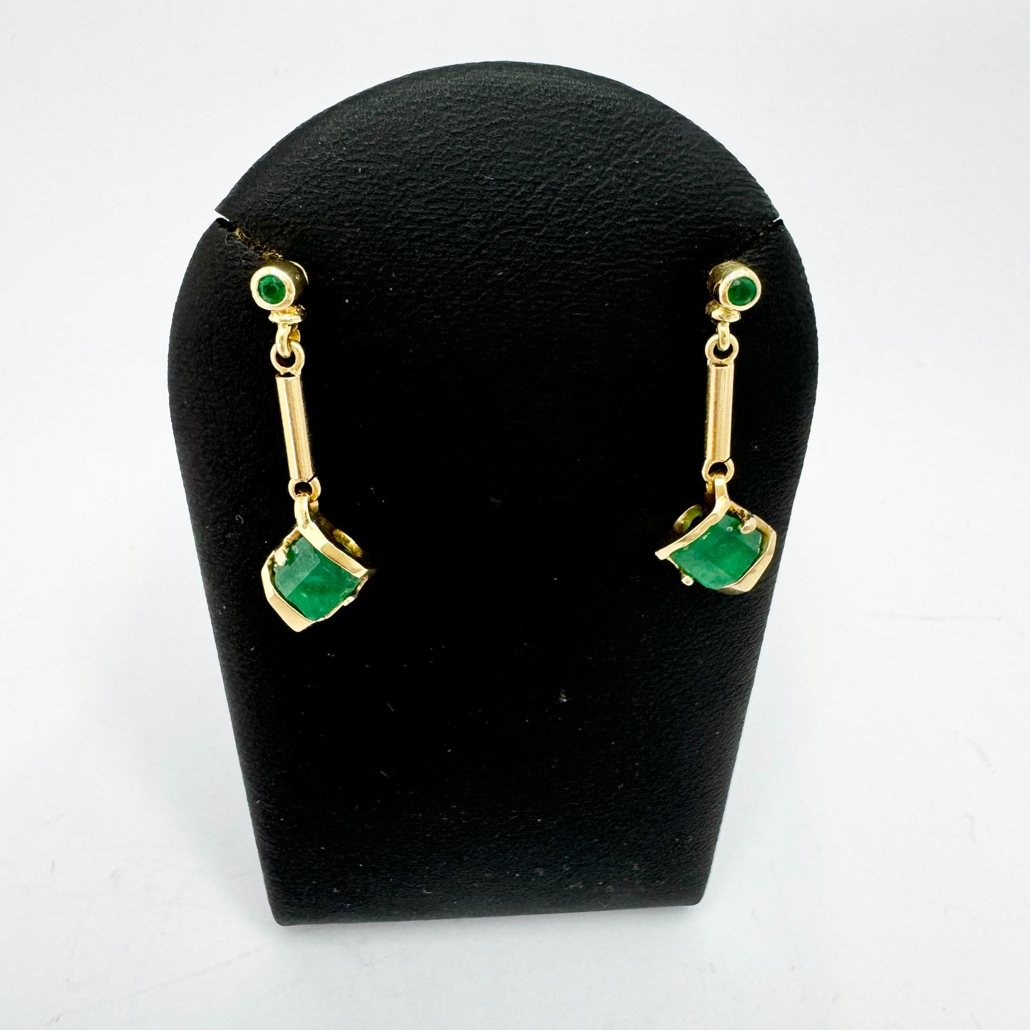 Vintage 18k Gold Emerald Dangle Earrings.