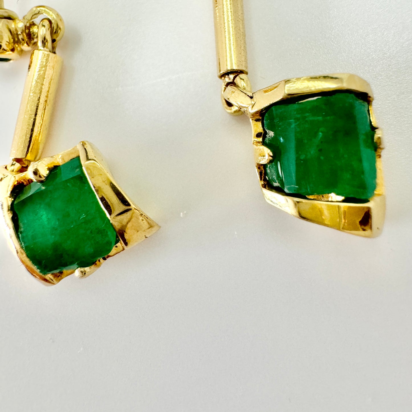 Vintage 18k Gold Emerald Dangle Earrings.