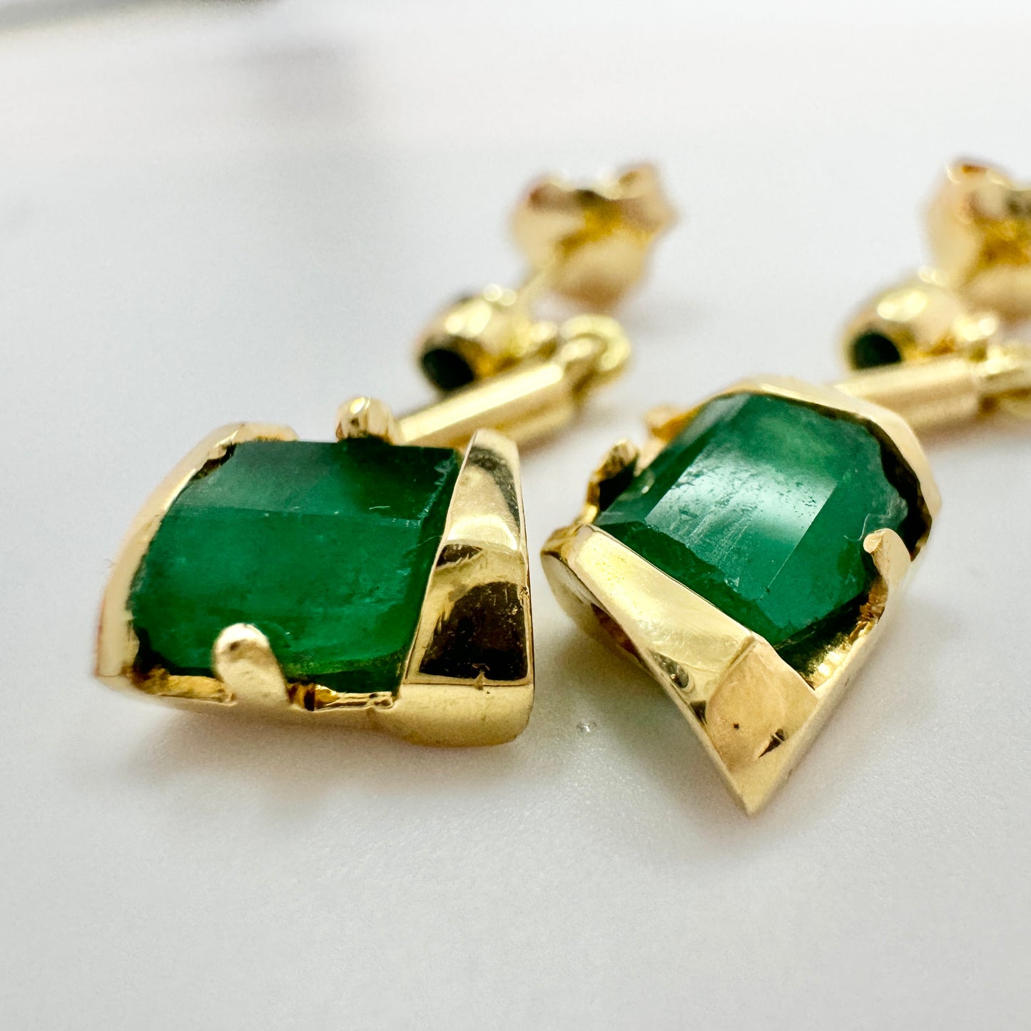 Vintage 18k Gold Emerald Dangle Earrings.