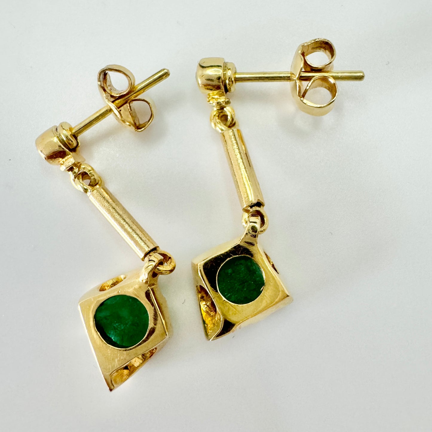 Vintage 18k Gold Emerald Dangle Earrings.