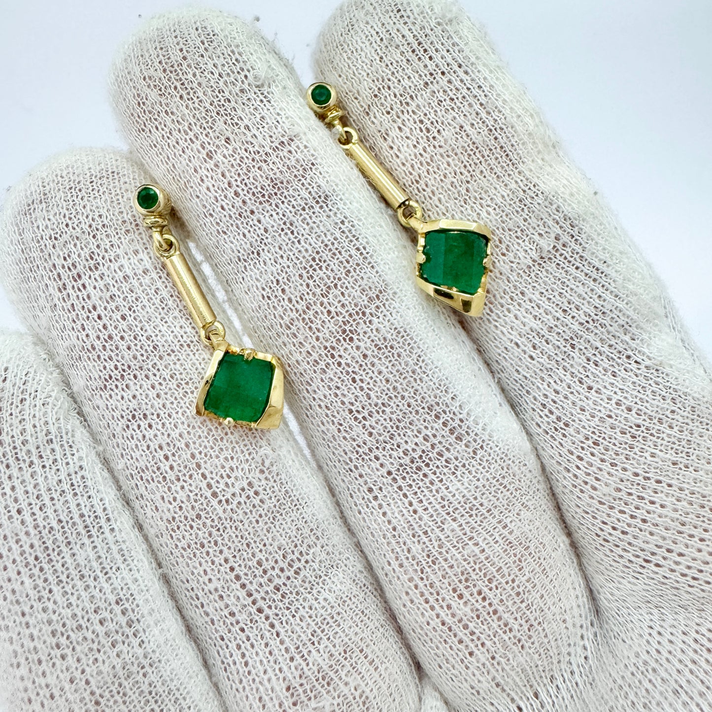 Vintage 18k Gold Emerald Dangle Earrings.