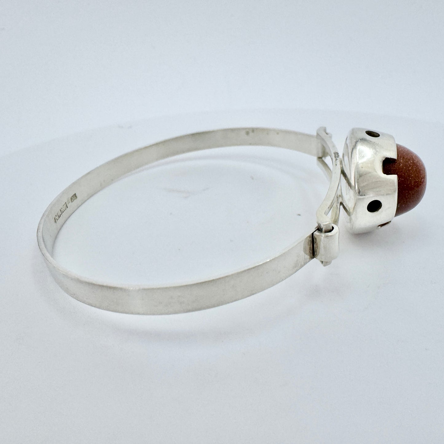 Martti Viikinniemi, Finland 1966. Vintage Solid Silver Goldstone Hinged Bangle Bracelet.