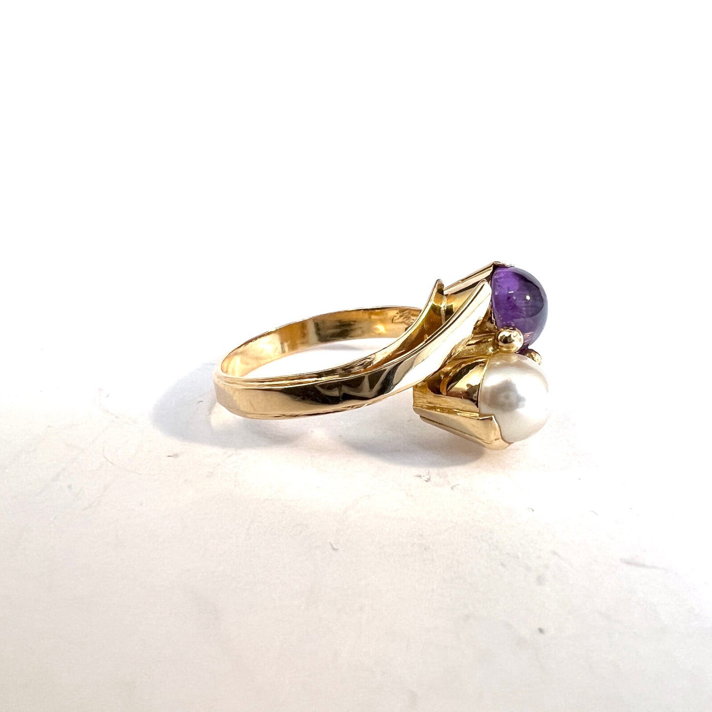 Ateljé Stigbert, Stockholm 1959. Vintage 18k Gold Amethyst Pearl Toi et Moi Ring.