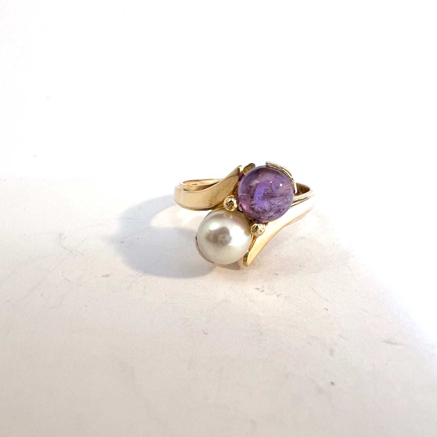 Ateljé Stigbert, Stockholm 1959. Vintage 18k Gold Amethyst Pearl Toi et Moi Ring.