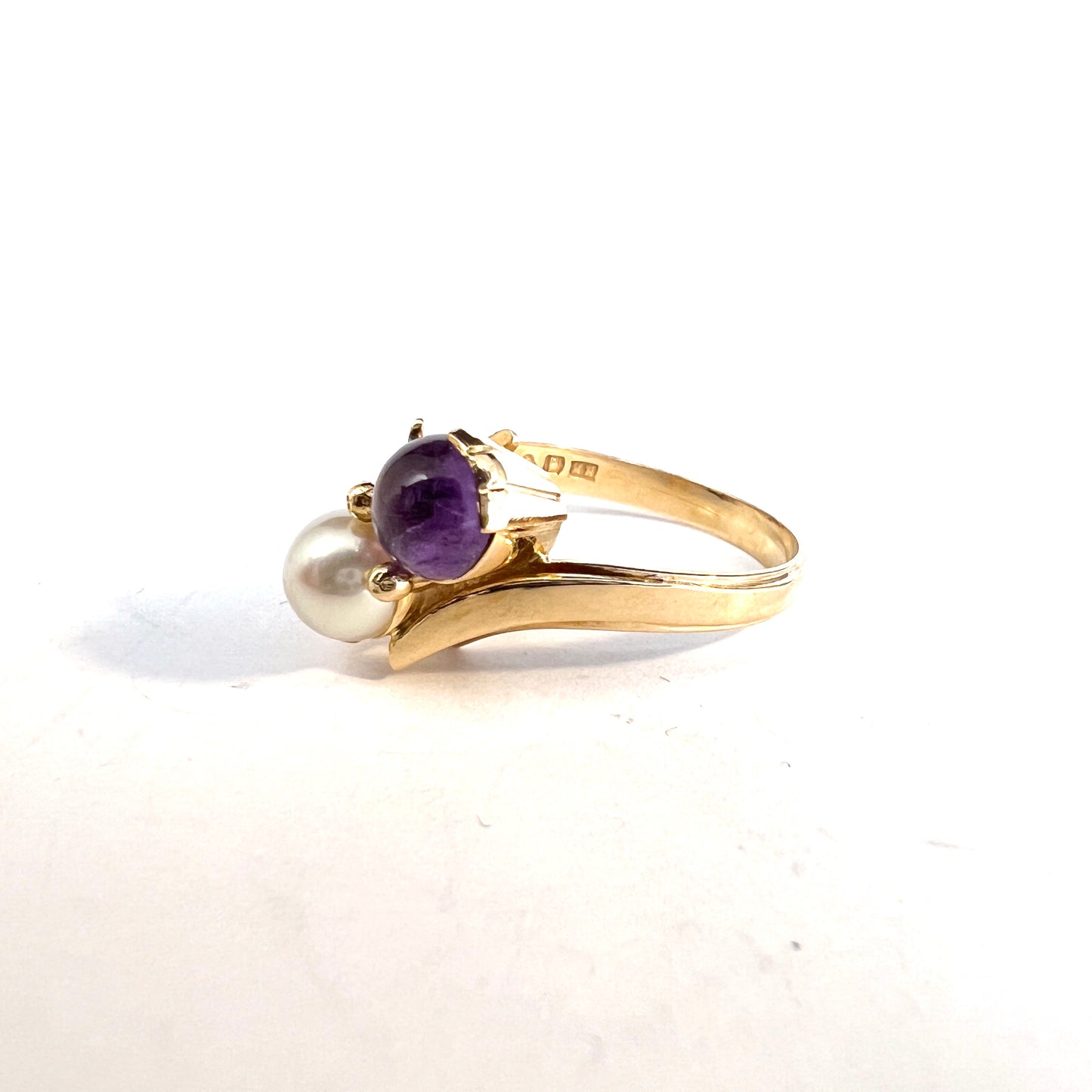 Ateljé Stigbert, Stockholm 1959. Vintage 18k Gold Amethyst Pearl Toi et Moi Ring.