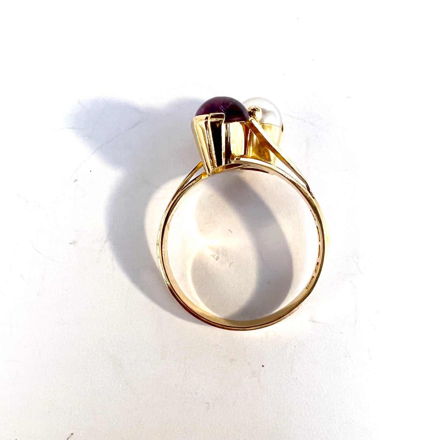 Ateljé Stigbert, Stockholm 1959. Vintage 18k Gold Amethyst Pearl Toi et Moi Ring.