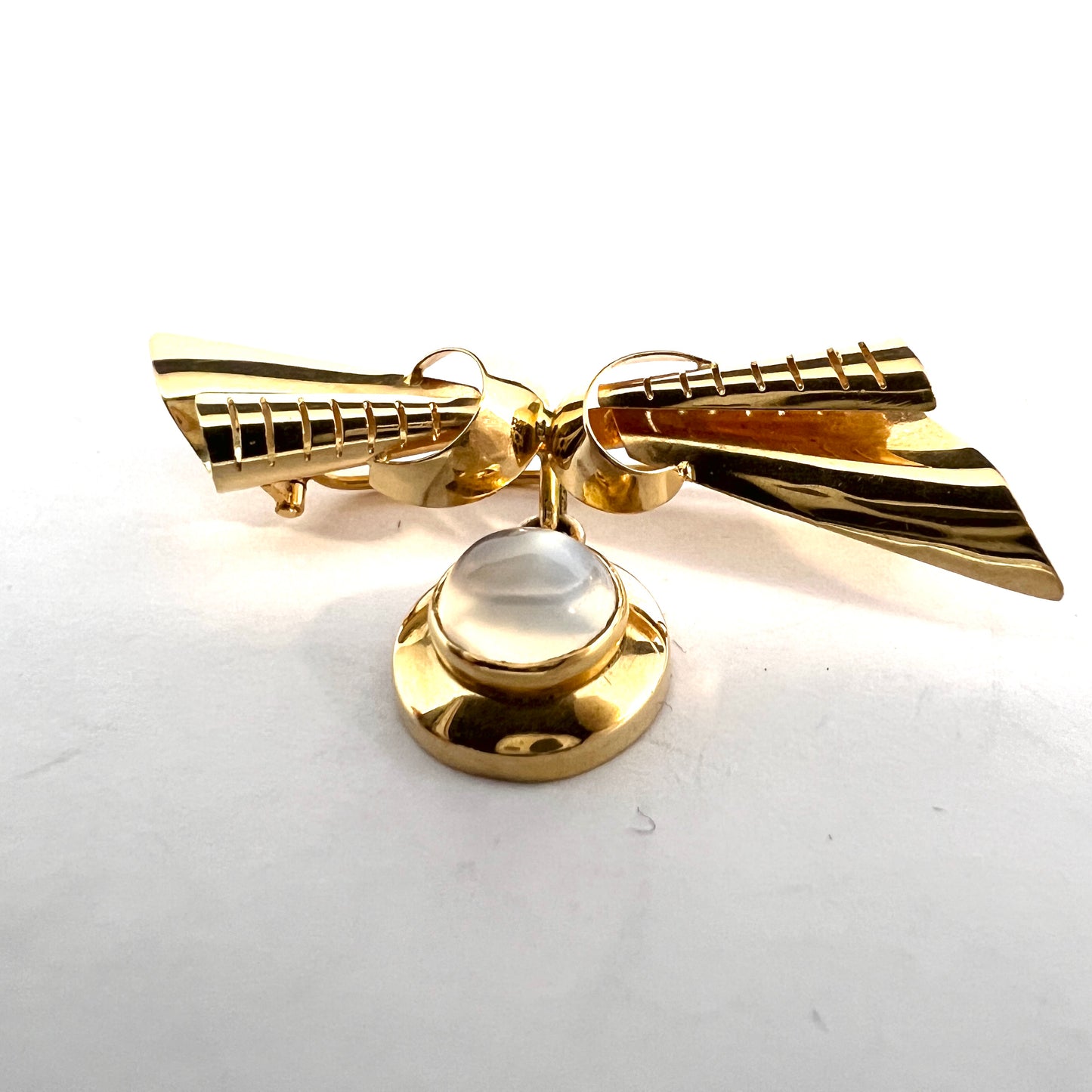 Guldvaruhuset, Stockholm 1952. Vintage 18k Gold Moonstone Brooch.