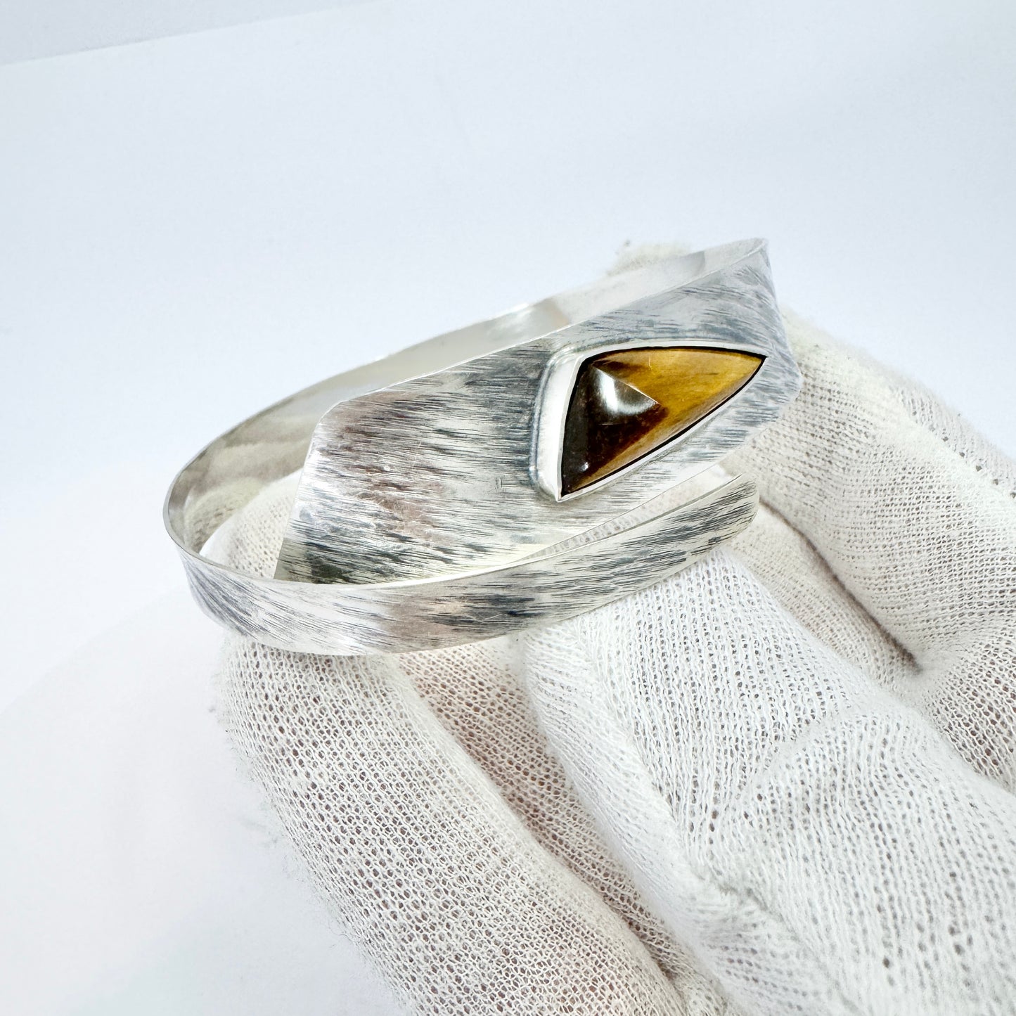 Valiokoru Laila Tavilehto, Finland 1962. Vintage Solid Silver Tiger's Eye Arm-ring Bracelet.