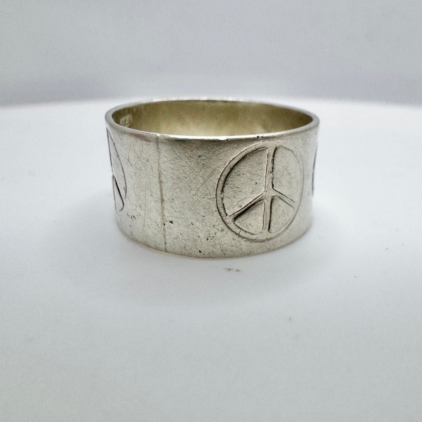 Victor Janson, Sweden 1972. Vintage Sterling Silver Peace Sign Hippie Ring Band