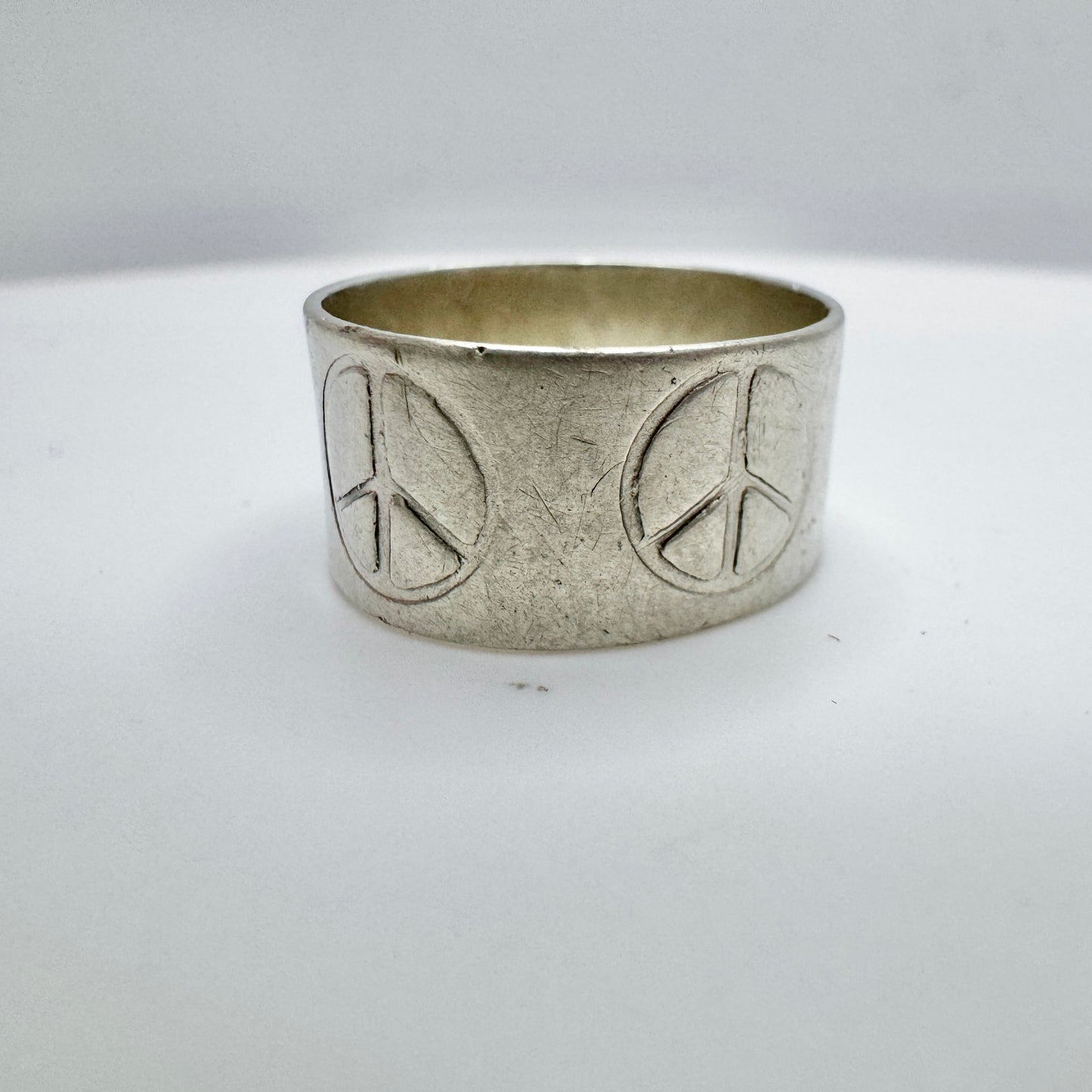Victor Janson, Sweden 1972. Vintage Sterling Silver Peace Sign Hippie Ring Band