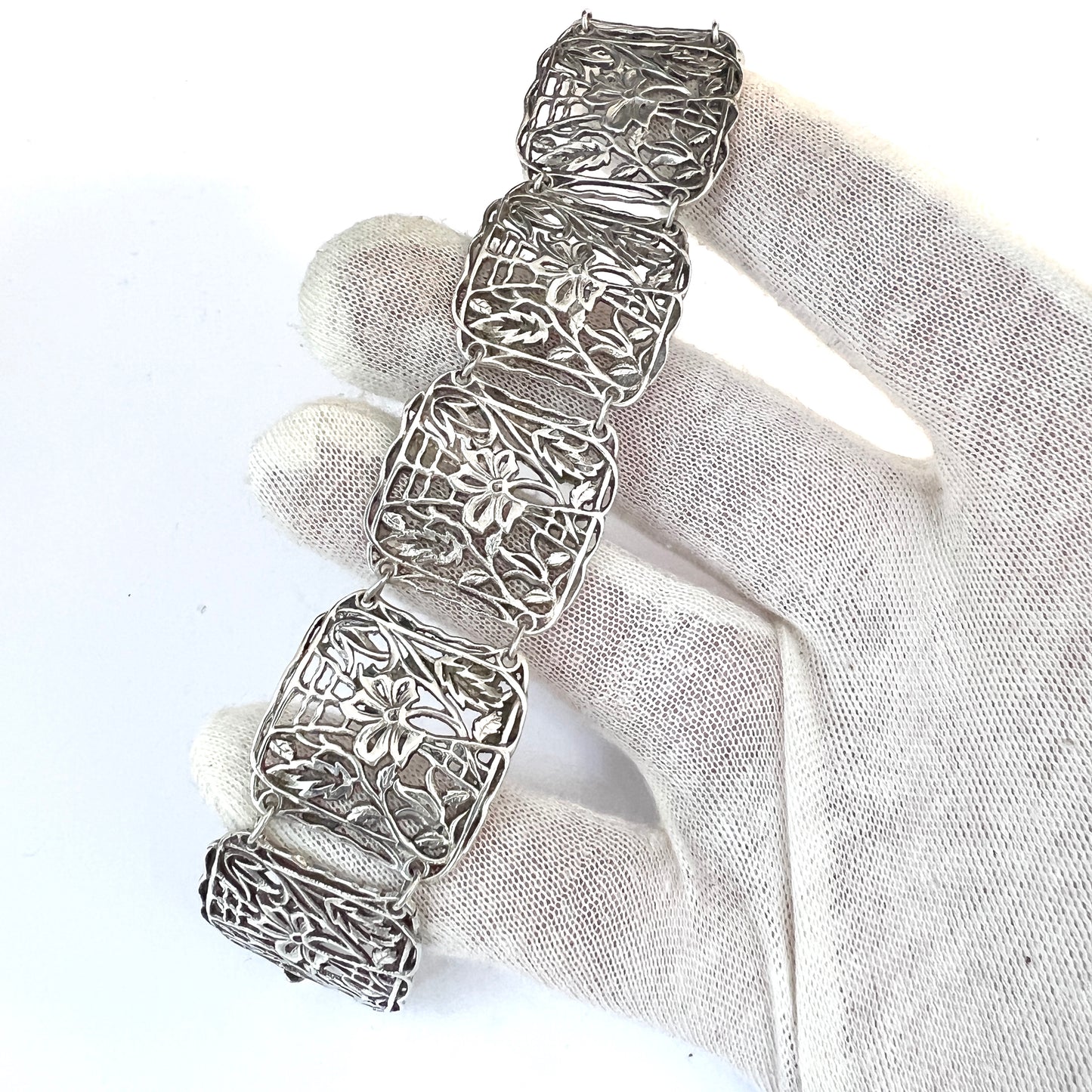 The Netherlands pre 1953. Vintage Solid Silver Flower Panel Bracelet.