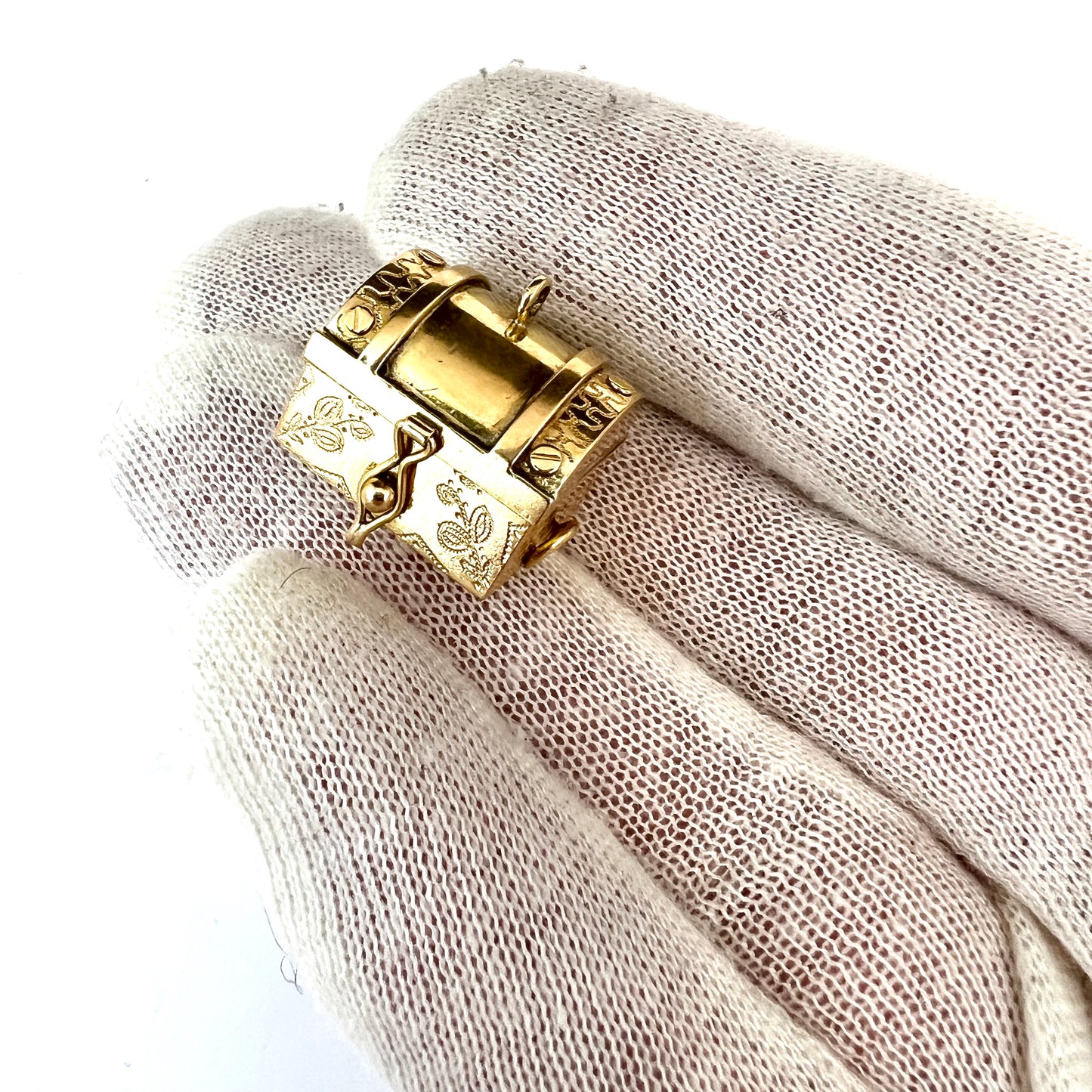 Vintage 18k Gold Treasure Chest Pendant / Large Charm. Probably Italy.