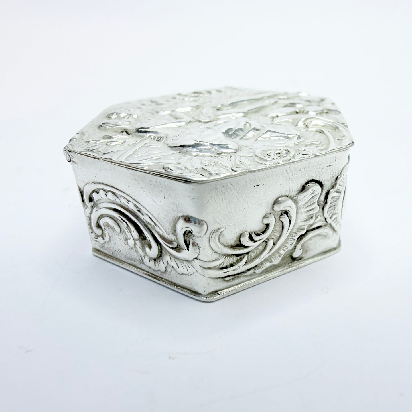 Hanau, Germany ca 1900. Antique Solid Silver Pill Trinket Box.