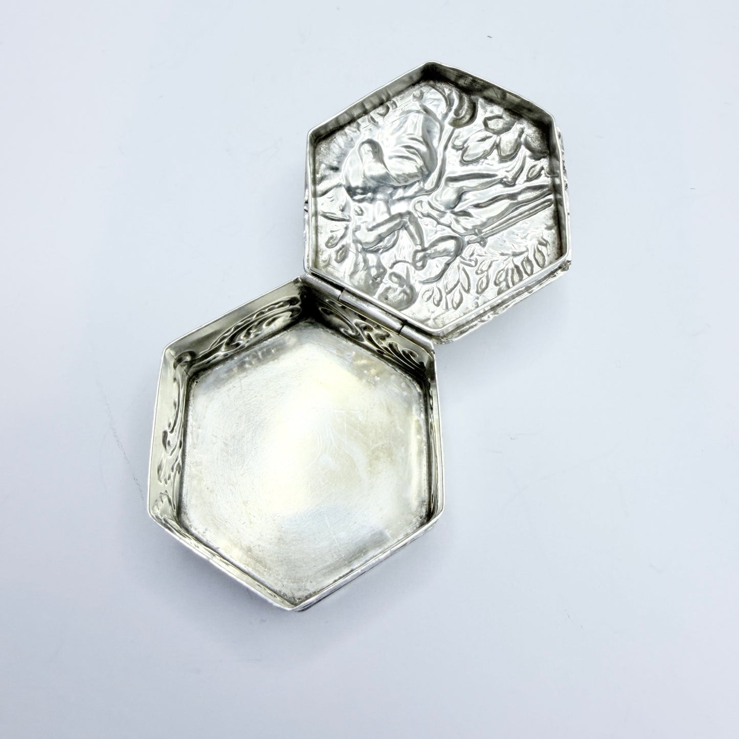 Hanau, Germany ca 1900. Antique Solid Silver Pill Trinket Box.