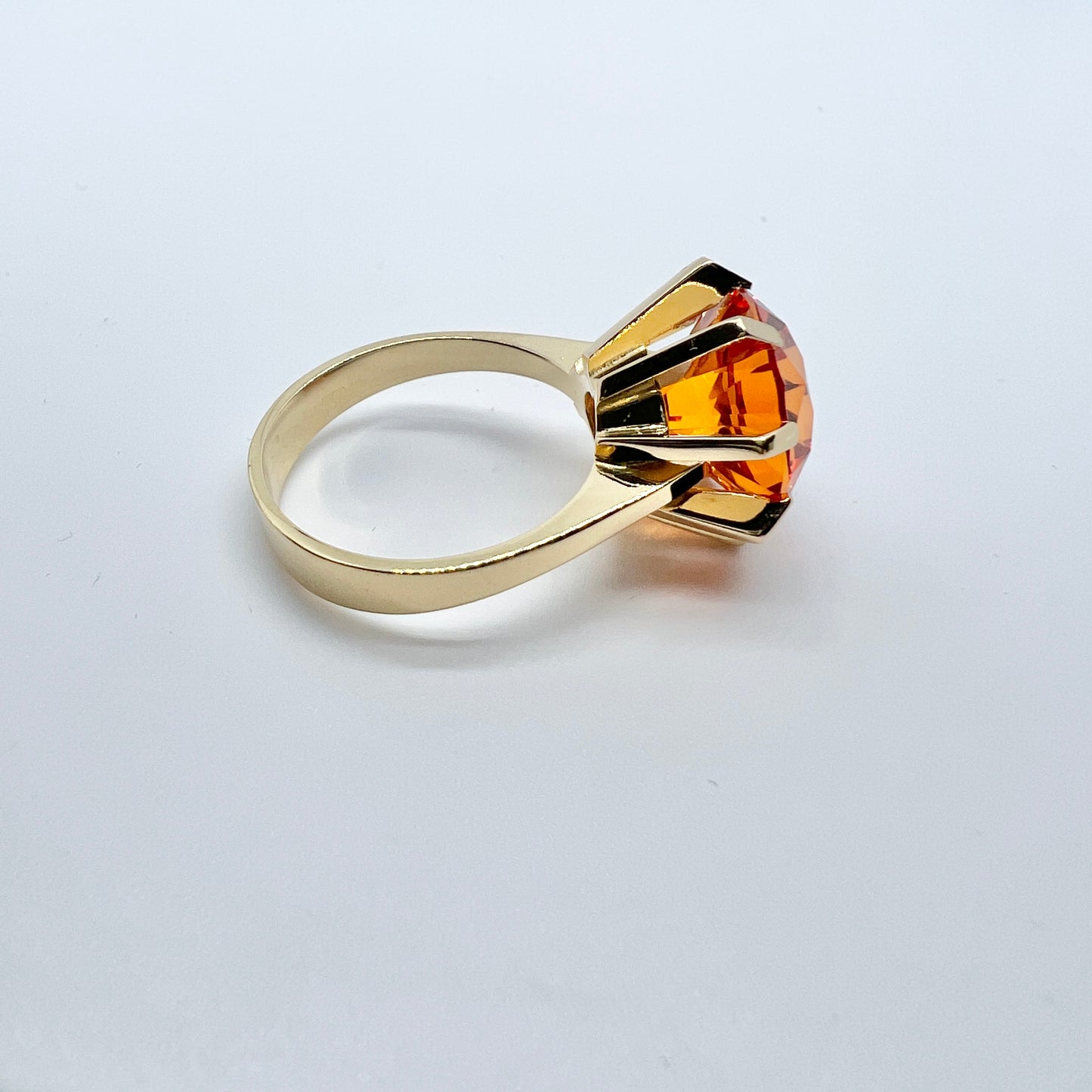 Ceson, Sweden 1973. Vintage 18k Gold Intense Orange Synthetic Sapphire Ring.