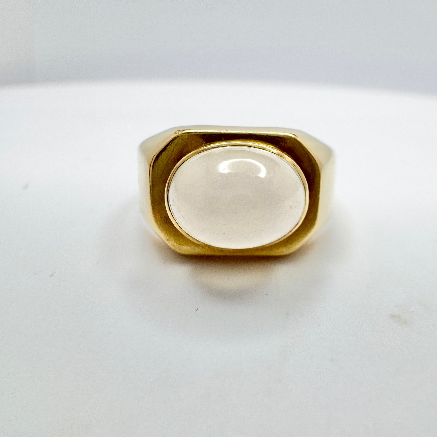 G Dahlgren, Sweden 1957. Vintage 18k Gold Chalcedony Ring.