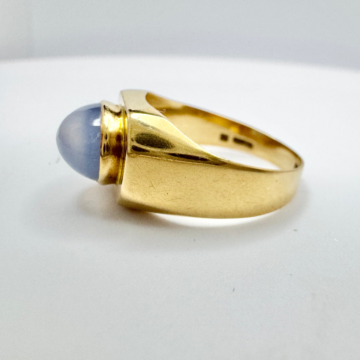 G Dahlgren, Sweden 1957. Vintage 18k Gold Chalcedony Ring.