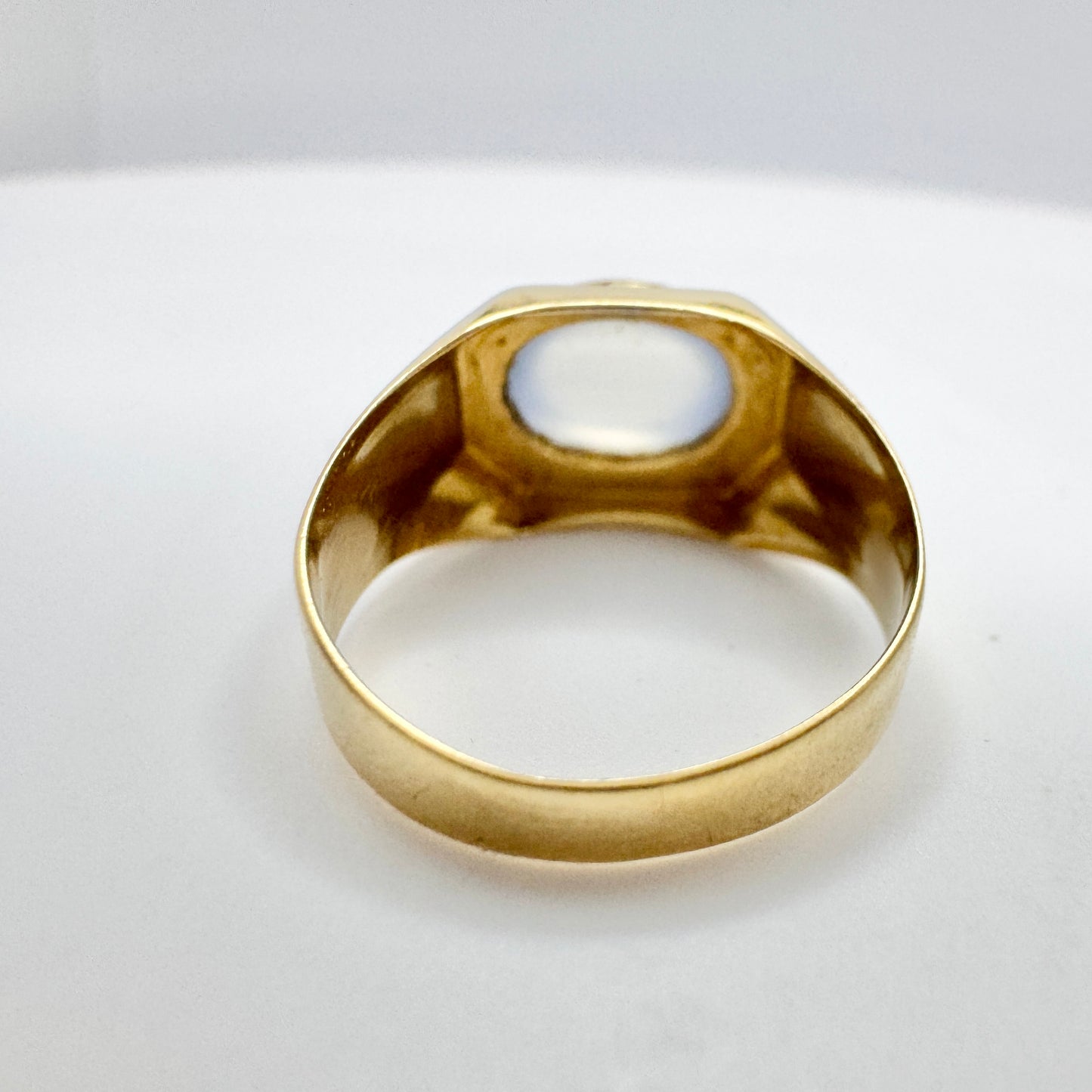 G Dahlgren, Sweden 1957. Vintage 18k Gold Chalcedony Ring.