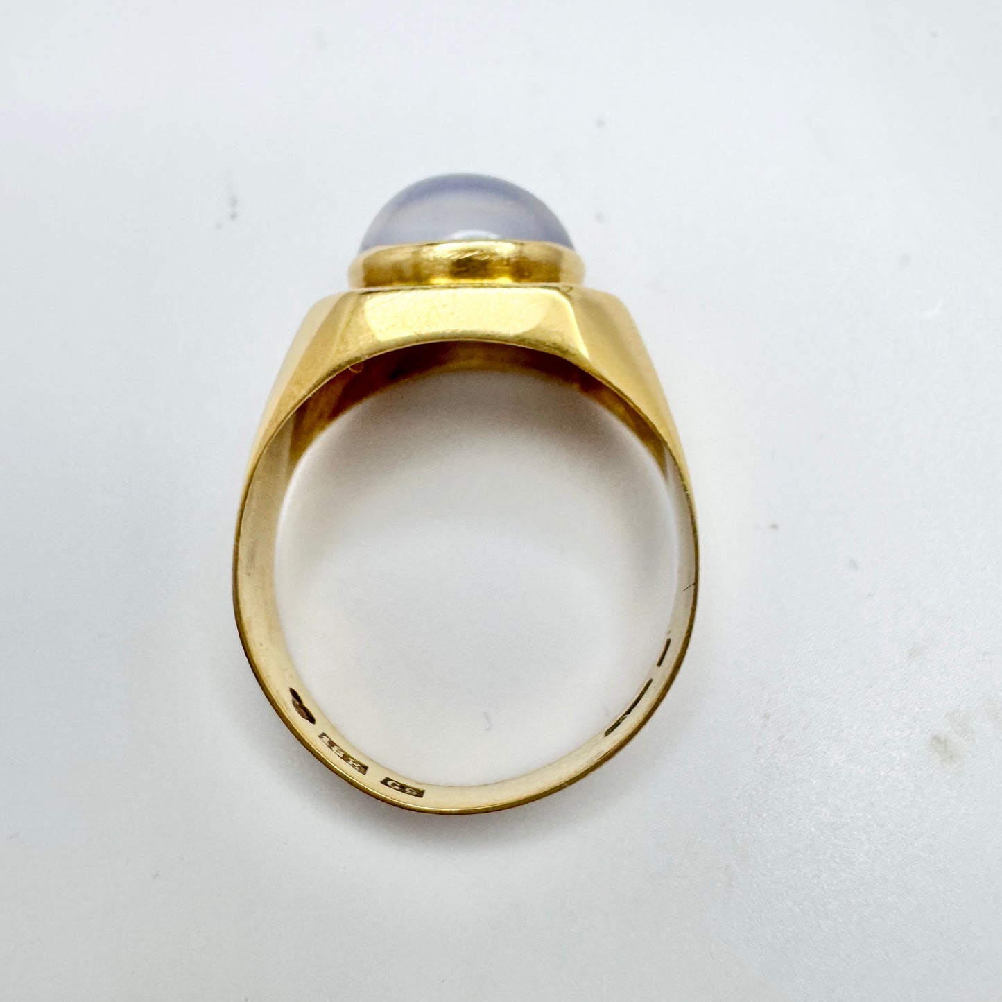 G Dahlgren, Sweden 1957. Vintage 18k Gold Chalcedony Ring.