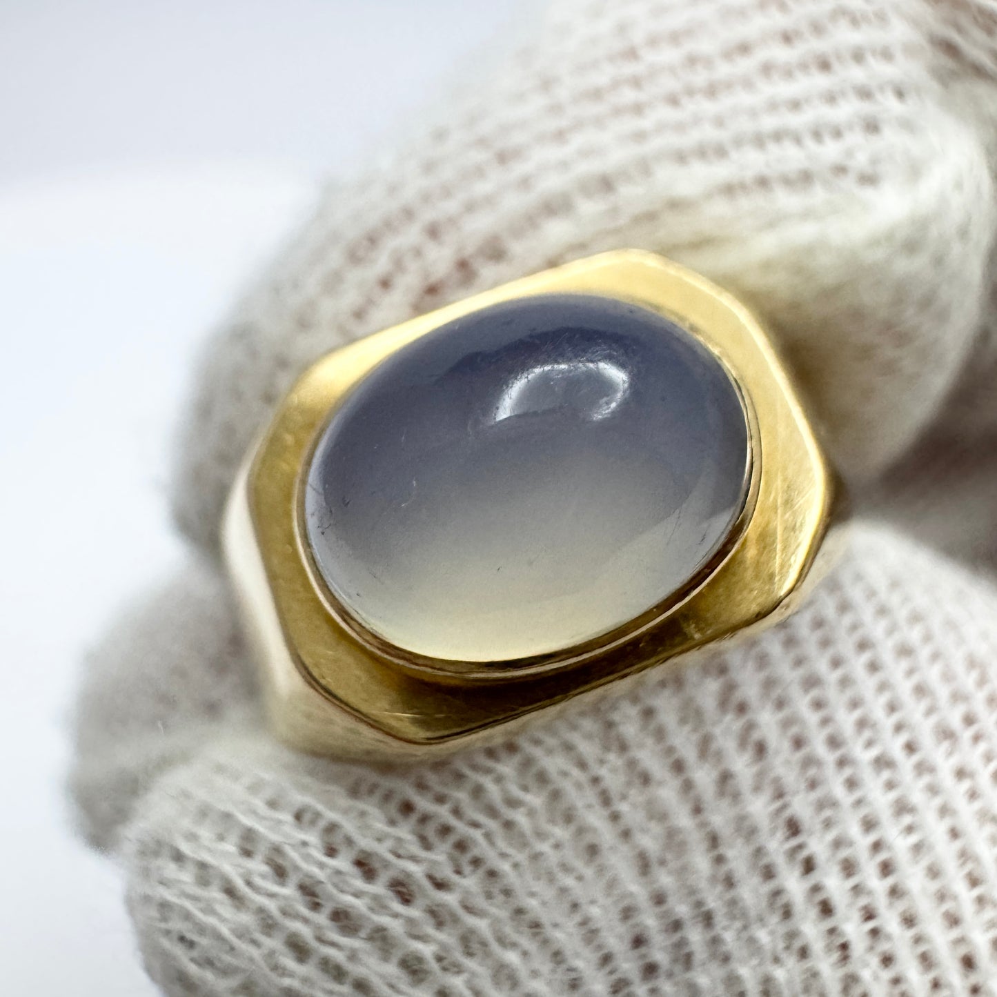 G Dahlgren, Sweden 1957. Vintage 18k Gold Chalcedony Ring.