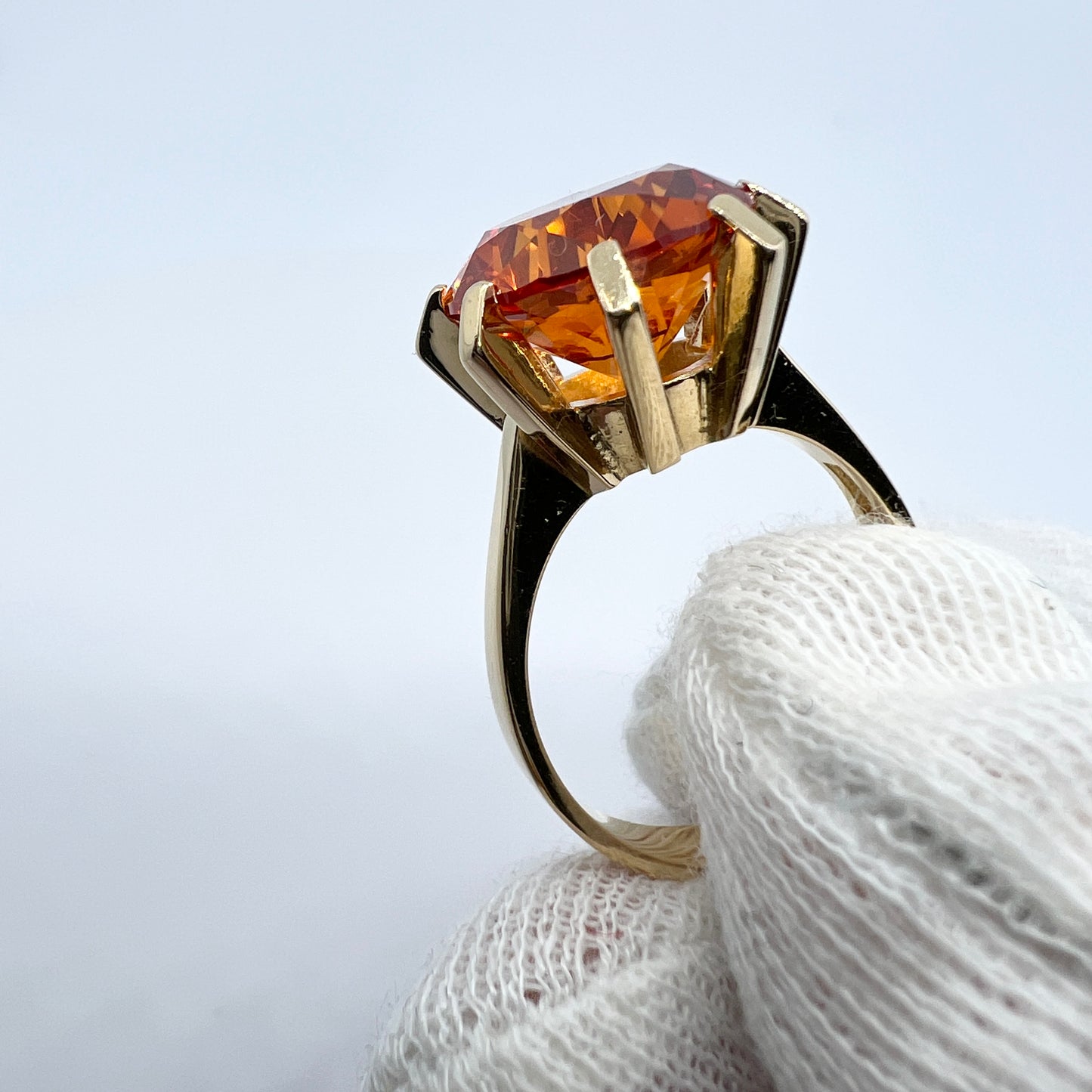 Ceson, Sweden 1973. Vintage 18k Gold Intense Orange Synthetic Sapphire Ring.