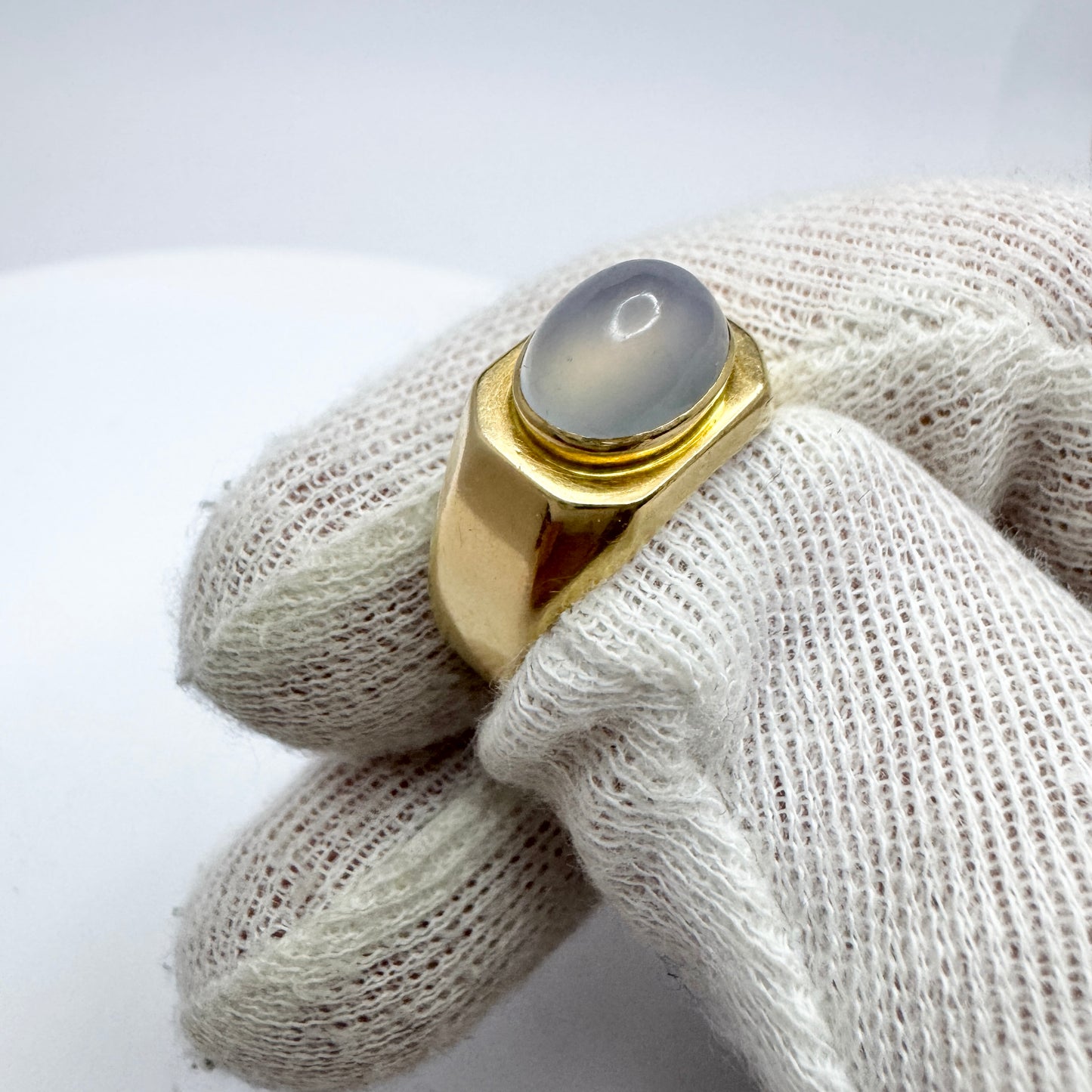 G Dahlgren, Sweden 1957. Vintage 18k Gold Chalcedony Ring.