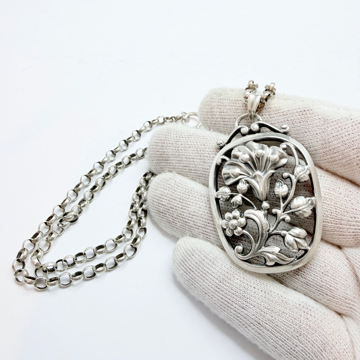 G Dahlgren, Sweden 1947. Vintage Sterling Silver Pendant + Antique Chain.