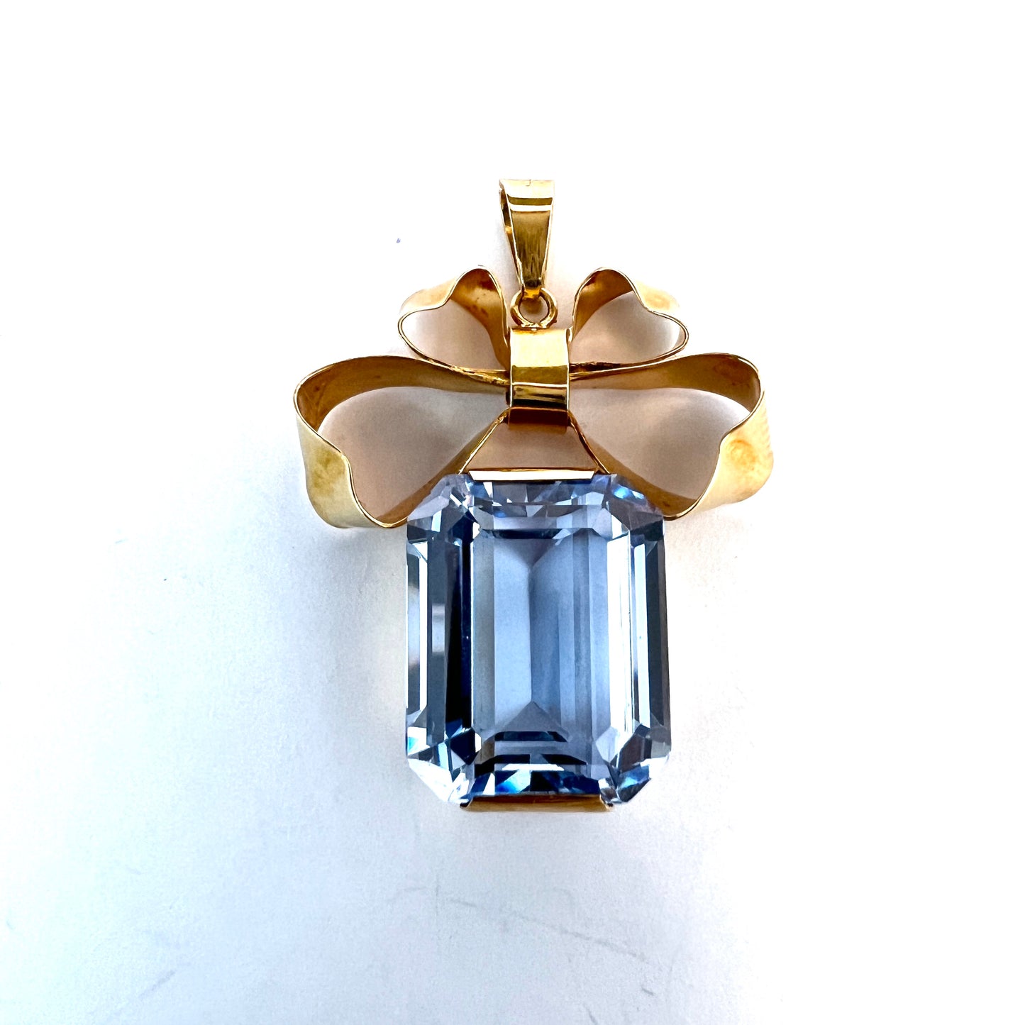 Guldvaruhuset, Sweden 1949. Vintage 18k Gold Synthetic Spinel Pendant.