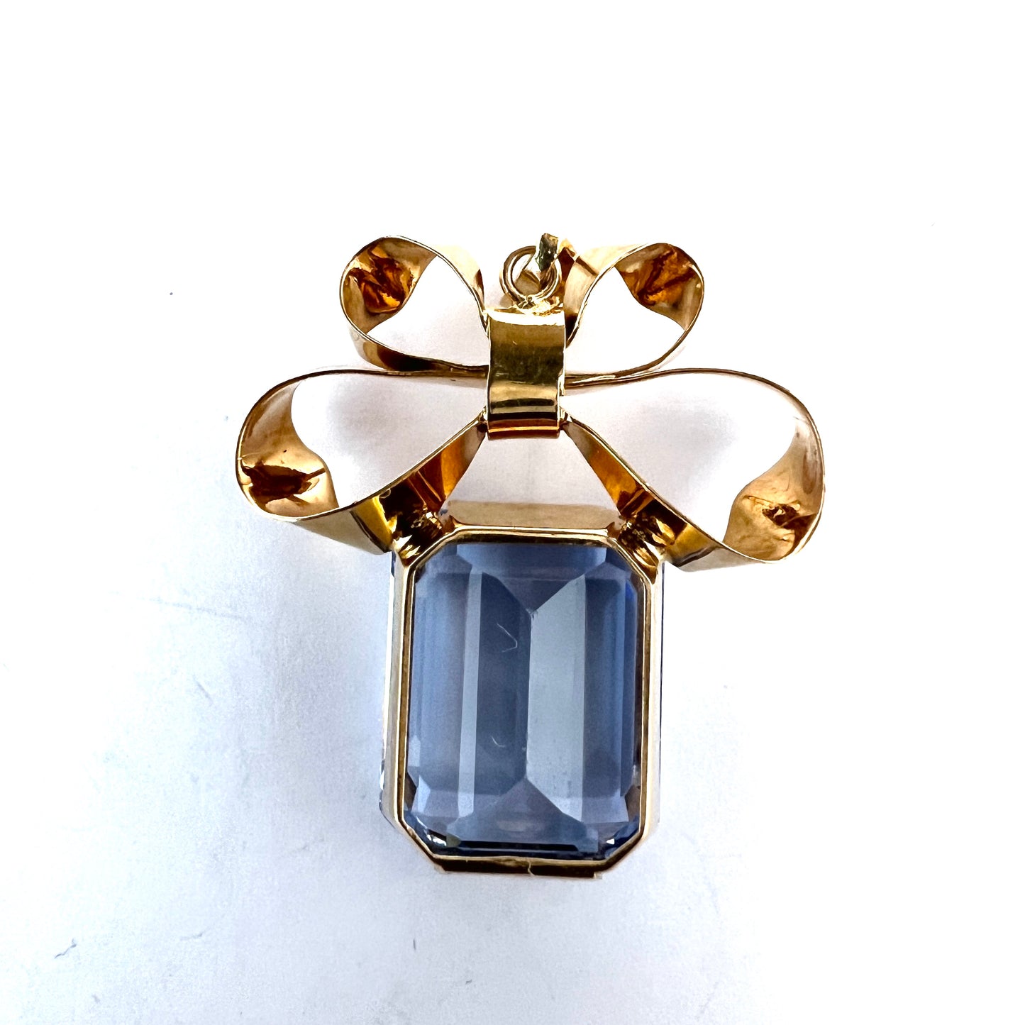 Guldvaruhuset, Sweden 1949. Vintage 18k Gold Synthetic Spinel Pendant.