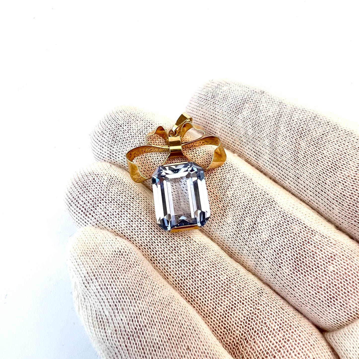 Guldvaruhuset, Sweden 1949. Vintage 18k Gold Synthetic Spinel Pendant.