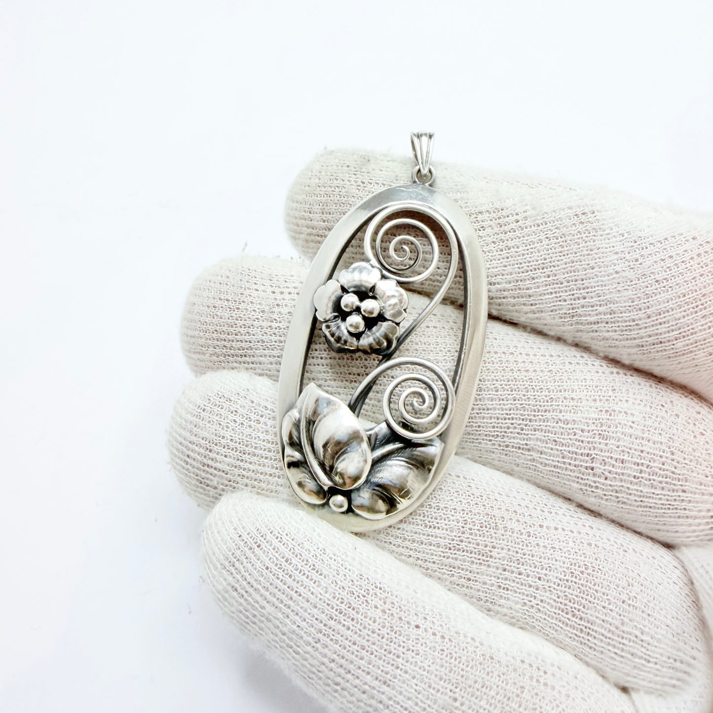 G Dahlgren, Sweden 1944. Rare WW2-era Vintage Solid Silver Flower Pendant.