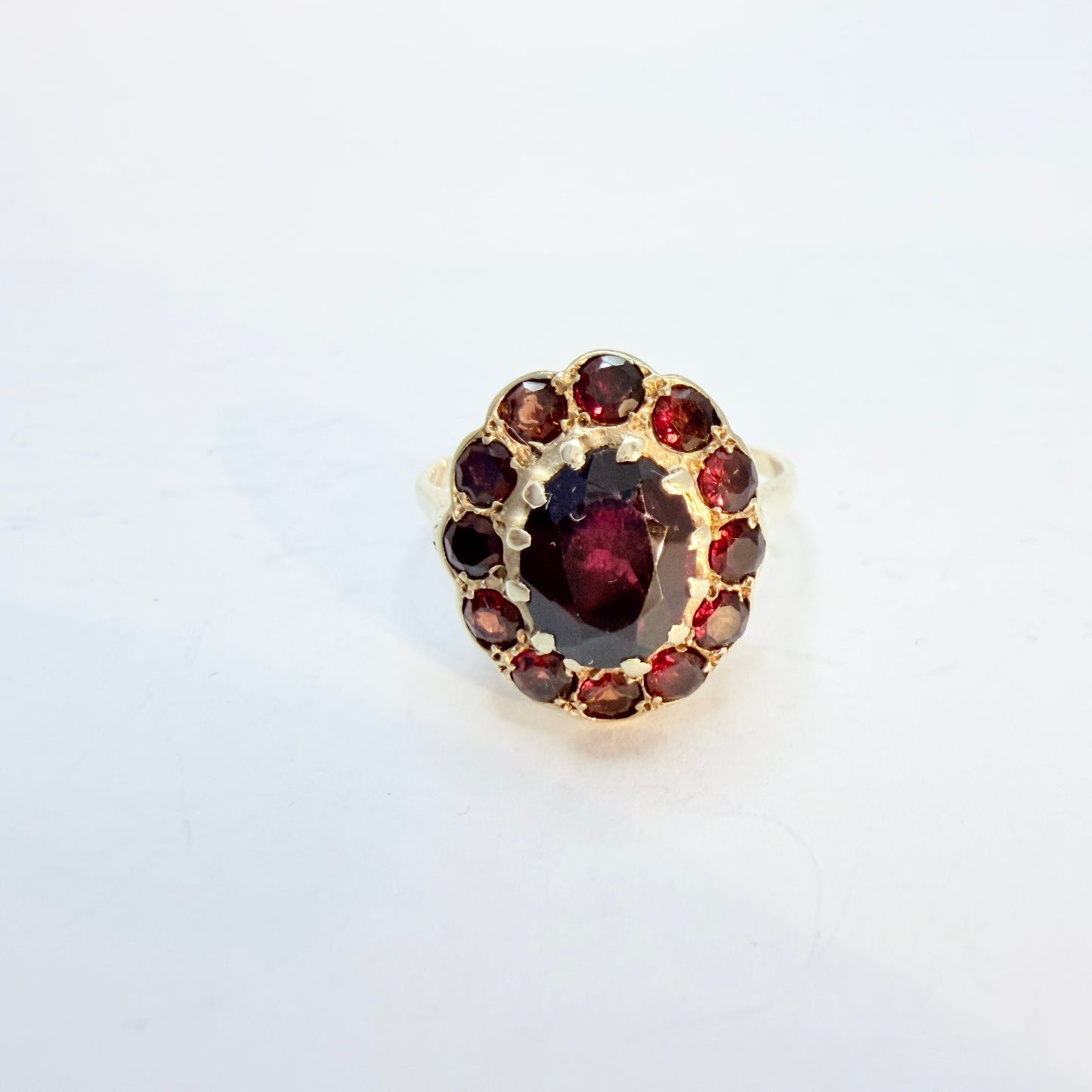Vintage ca 1940-50s. 9k Gold Garnet Ring.