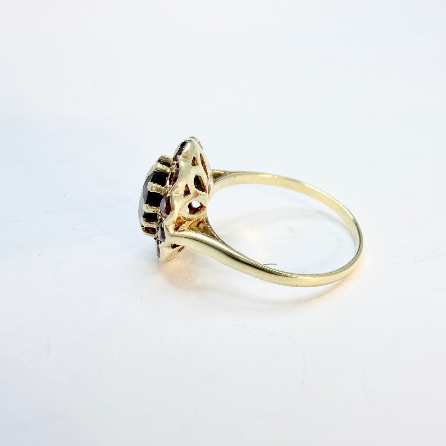 Vintage ca 1940-50s. 9k Gold Garnet Ring.