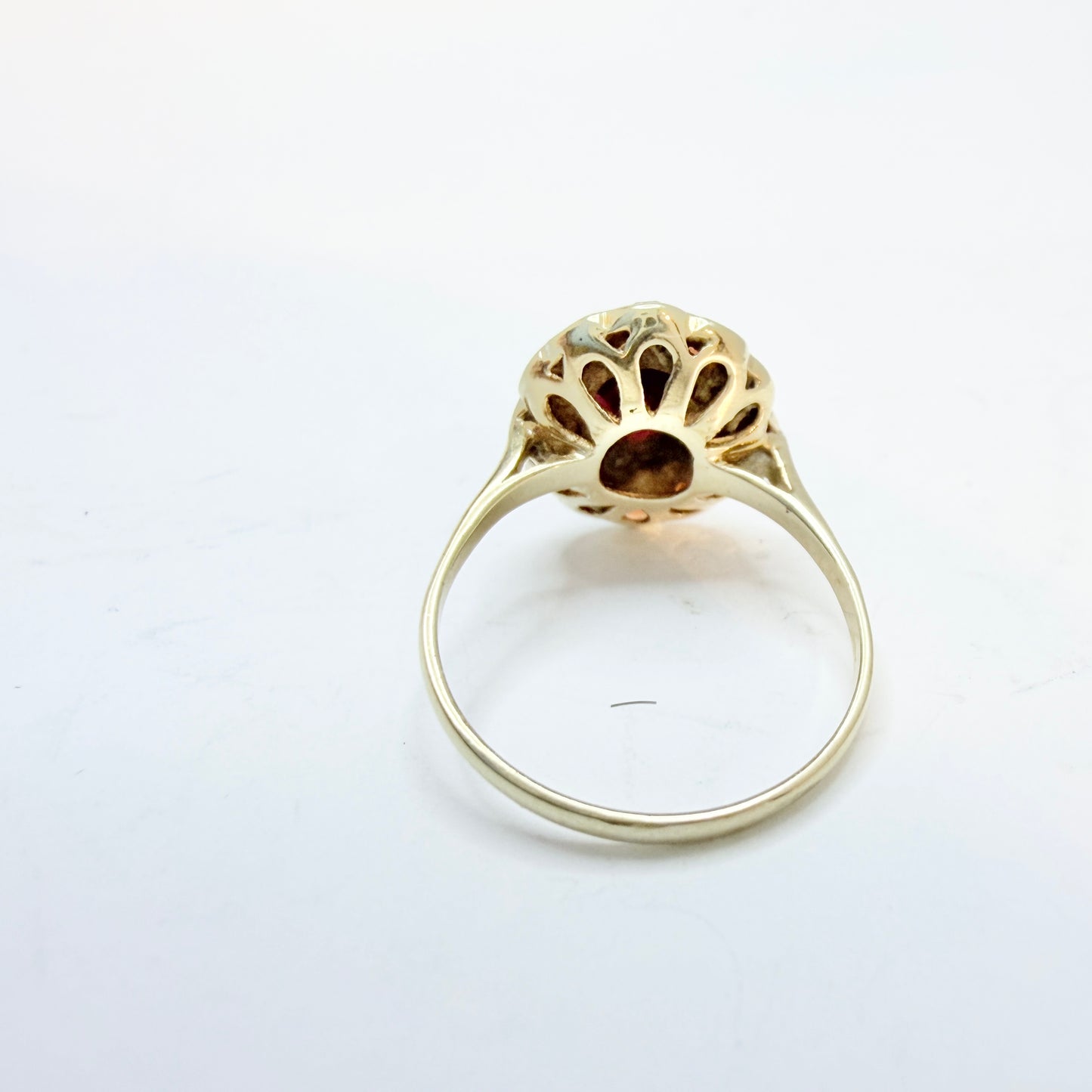 Vintage ca 1940-50s. 9k Gold Garnet Ring.