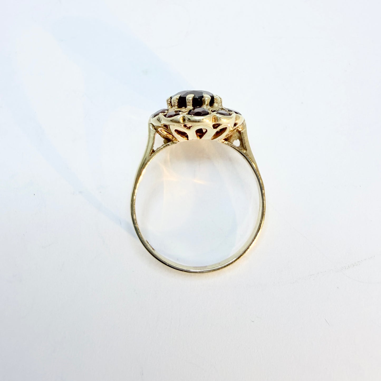 Vintage ca 1940-50s. 9k Gold Garnet Ring.