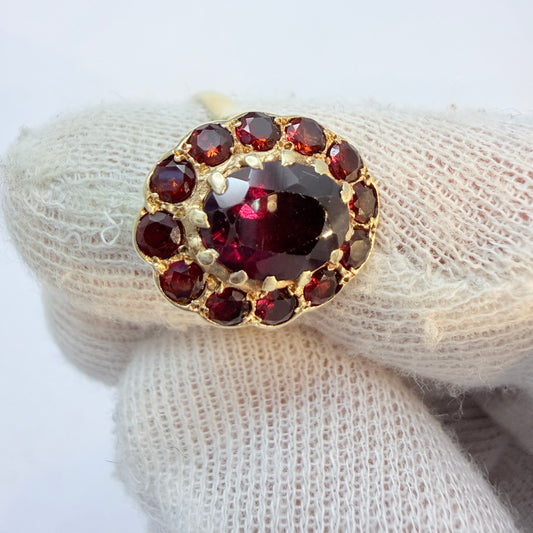 Vintage ca 1940-50s. 9k Gold Garnet Ring.